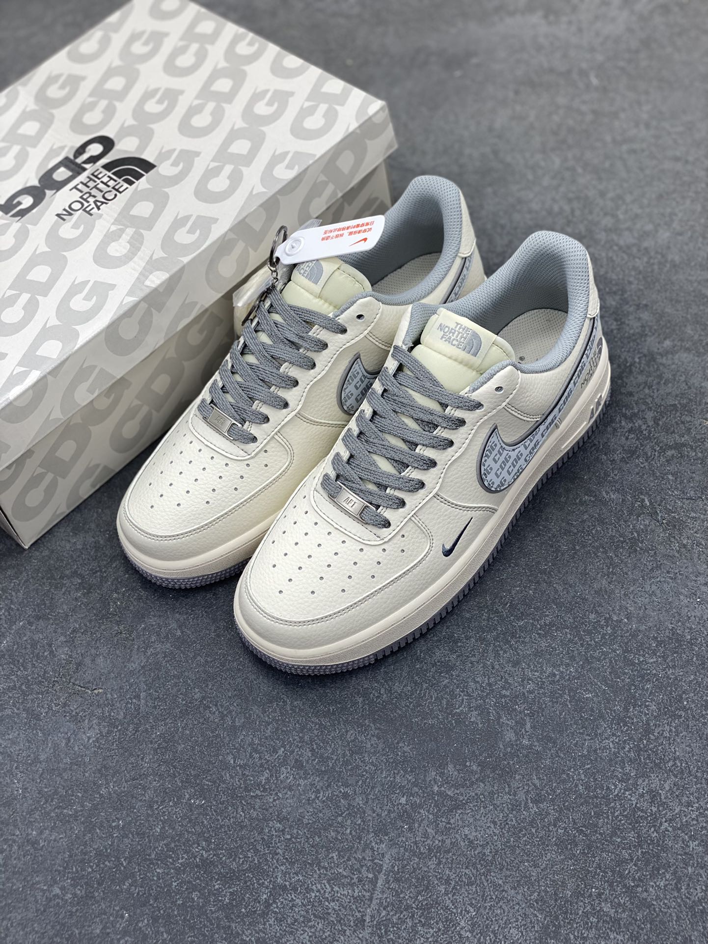 图片[8]-NIke Air Force 1 \’07 Low “北面联名——CDG米灰勾”空军一号 低帮 运动鞋 休闲鞋 折边针车 工艺难度大 原楦头原纸板 原装鞋盒 定制五金配件 内置全掌气垫 原厂鞋底 货号：HH7518-052 尺码：36 36.5 37.5 38 38.5 39 40 40.5 41 42 42.5 43 44 44.5 45-选品中心
