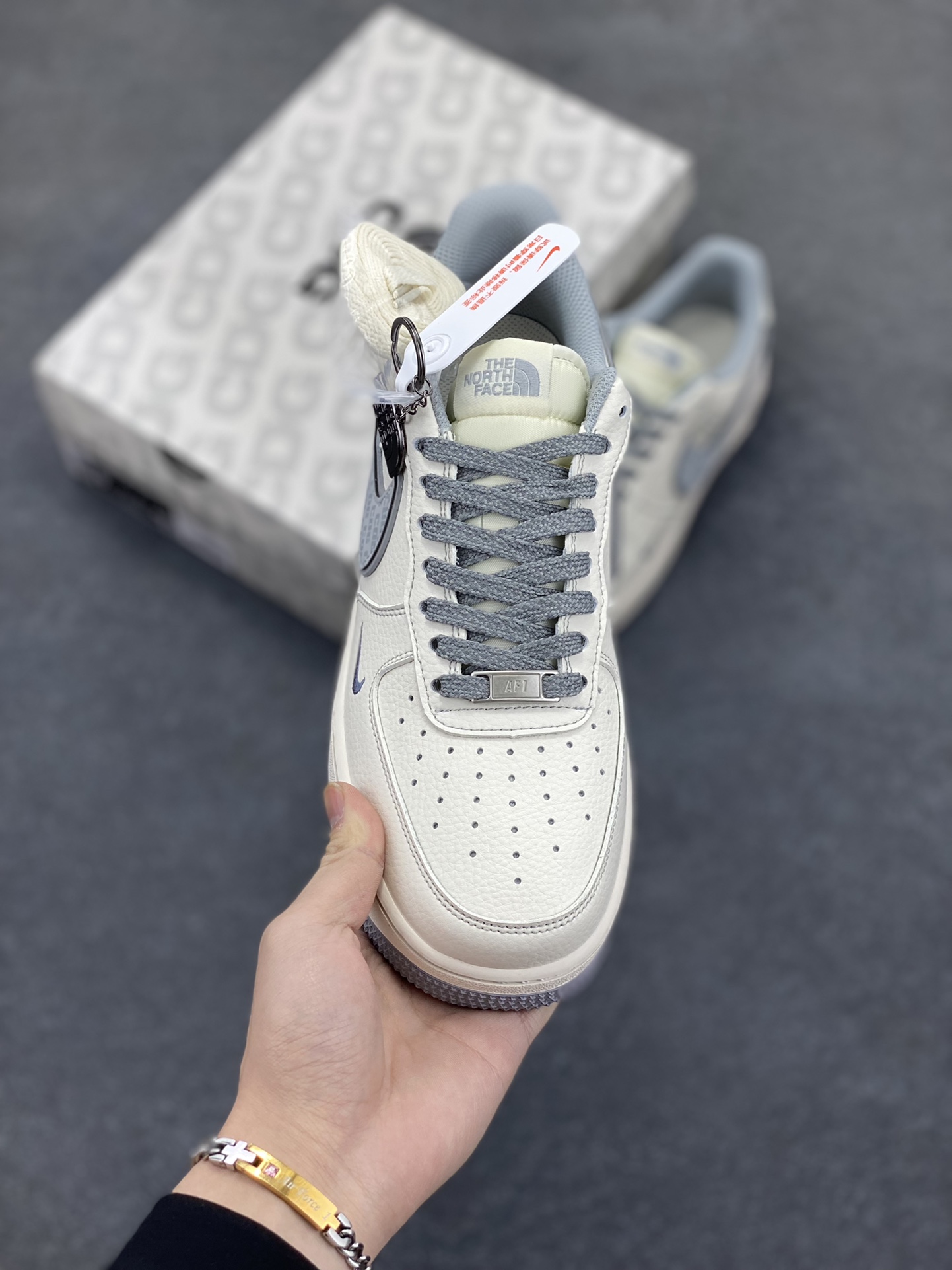 图片[2]-NIke Air Force 1 \’07 Low “北面联名——CDG米灰勾”空军一号 低帮 运动鞋 休闲鞋 折边针车 工艺难度大 原楦头原纸板 原装鞋盒 定制五金配件 内置全掌气垫 原厂鞋底 货号：HH7518-052 尺码：36 36.5 37.5 38 38.5 39 40 40.5 41 42 42.5 43 44 44.5 45-选品中心