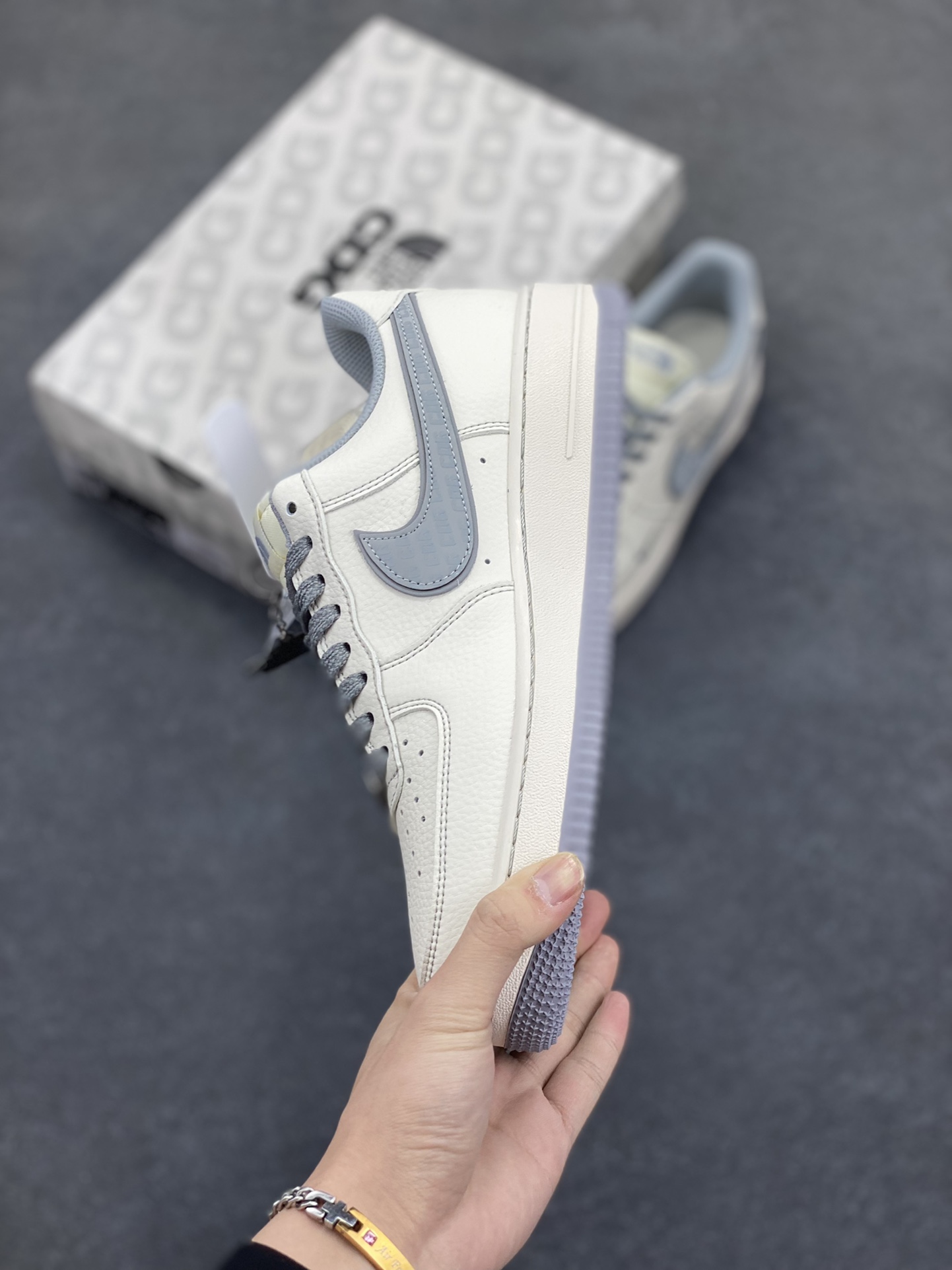 图片[3]-NIke Air Force 1 \’07 Low “北面联名——CDG米灰勾”空军一号 低帮 运动鞋 休闲鞋 折边针车 工艺难度大 原楦头原纸板 原装鞋盒 定制五金配件 内置全掌气垫 原厂鞋底 货号：HH7518-052 尺码：36 36.5 37.5 38 38.5 39 40 40.5 41 42 42.5 43 44 44.5 45-选品中心
