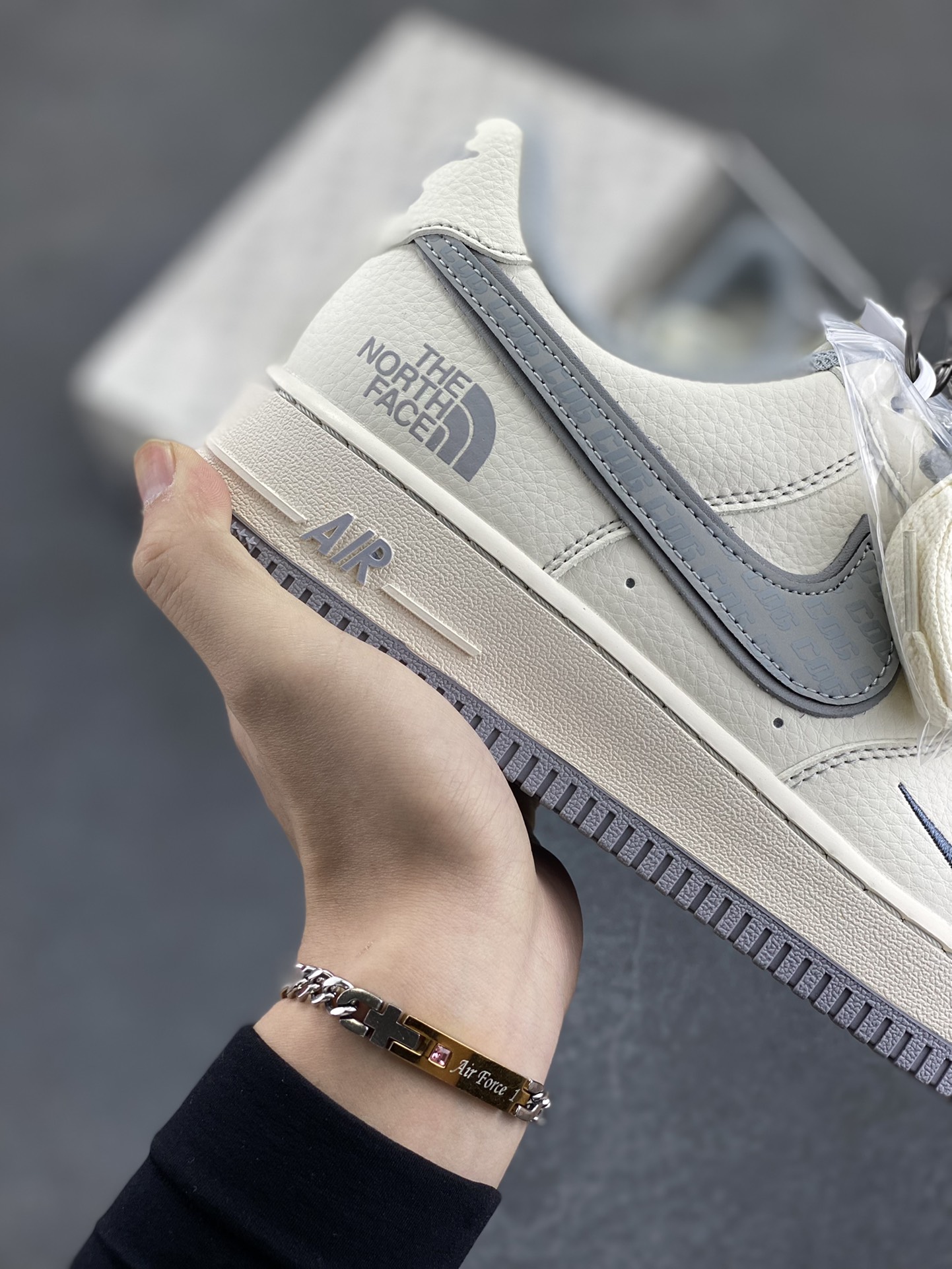 图片[6]-NIke Air Force 1 \’07 Low “北面联名——CDG米灰勾”空军一号 低帮 运动鞋 休闲鞋 折边针车 工艺难度大 原楦头原纸板 原装鞋盒 定制五金配件 内置全掌气垫 原厂鞋底 货号：HH7518-052 尺码：36 36.5 37.5 38 38.5 39 40 40.5 41 42 42.5 43 44 44.5 45-选品中心