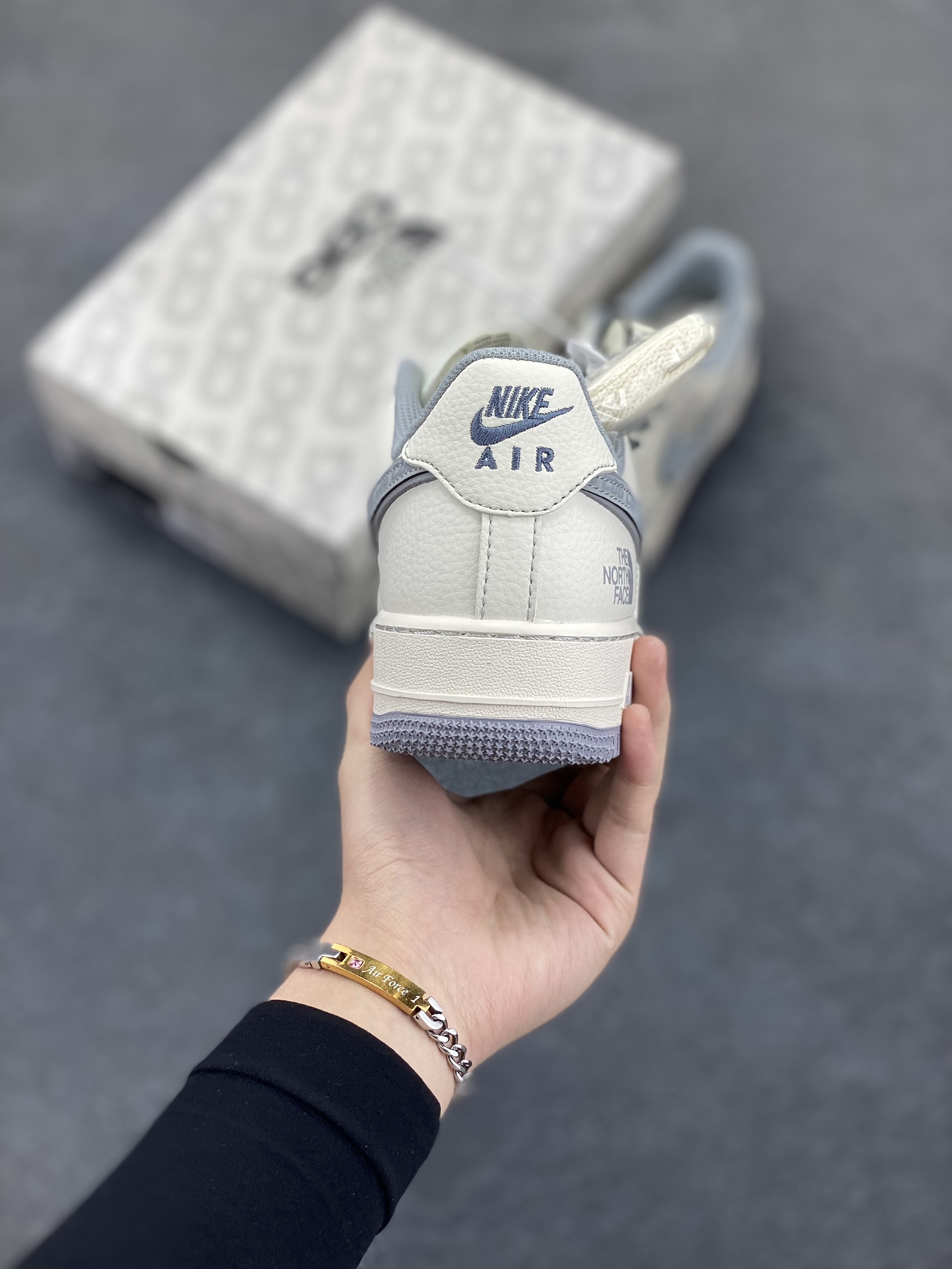 图片[4]-NIke Air Force 1 \’07 Low “北面联名——CDG米灰勾”空军一号 低帮 运动鞋 休闲鞋 折边针车 工艺难度大 原楦头原纸板 原装鞋盒 定制五金配件 内置全掌气垫 原厂鞋底 货号：HH7518-052 尺码：36 36.5 37.5 38 38.5 39 40 40.5 41 42 42.5 43 44 44.5 45-选品中心