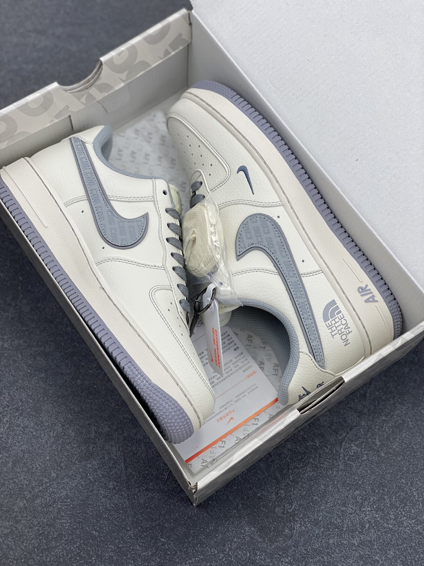 图片[9]-NIke Air Force 1 \’07 Low “北面联名——CDG米灰勾”空军一号 低帮 运动鞋 休闲鞋 折边针车 工艺难度大 原楦头原纸板 原装鞋盒 定制五金配件 内置全掌气垫 原厂鞋底 货号：HH7518-052 尺码：36 36.5 37.5 38 38.5 39 40 40.5 41 42 42.5 43 44 44.5 45-选品中心