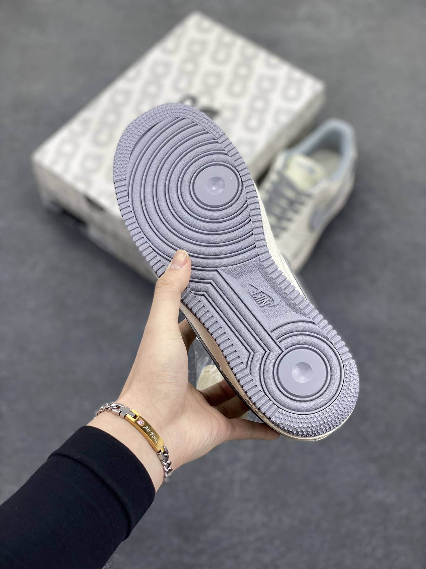 图片[5]-NIke Air Force 1 \’07 Low “北面联名——CDG米灰勾”空军一号 低帮 运动鞋 休闲鞋 折边针车 工艺难度大 原楦头原纸板 原装鞋盒 定制五金配件 内置全掌气垫 原厂鞋底 货号：HH7518-052 尺码：36 36.5 37.5 38 38.5 39 40 40.5 41 42 42.5 43 44 44.5 45-选品中心