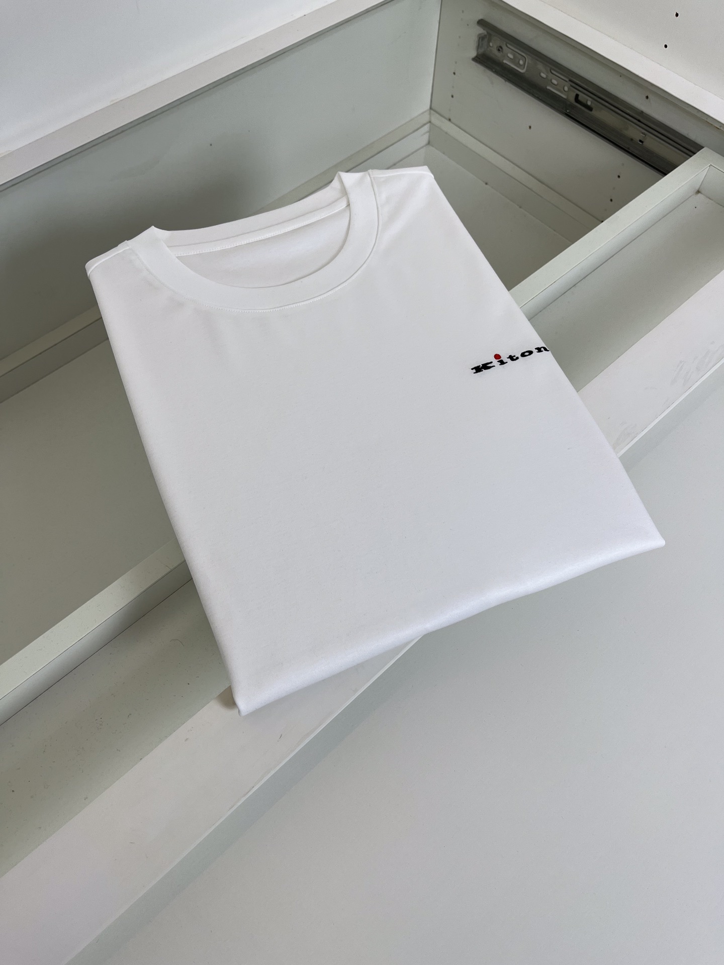   Kiton 老钱新贵推荐 他家西服 赋予穿着者难以名状的高贵精神 得以世界文明 对细节与面料的追求J