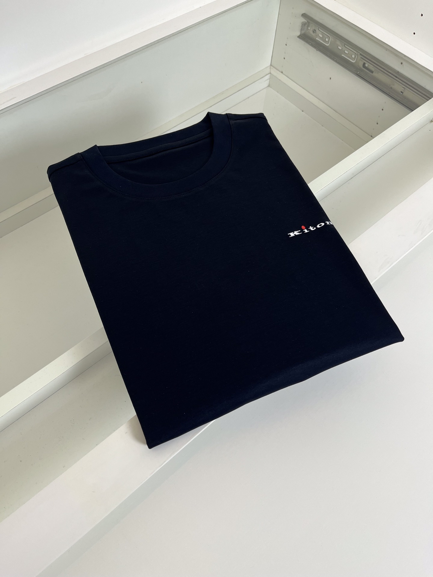   Kiton 老钱新贵推荐 他家西服 赋予穿着者难以名状的高贵精神 得以世界文明 对细节与面料的追求J
