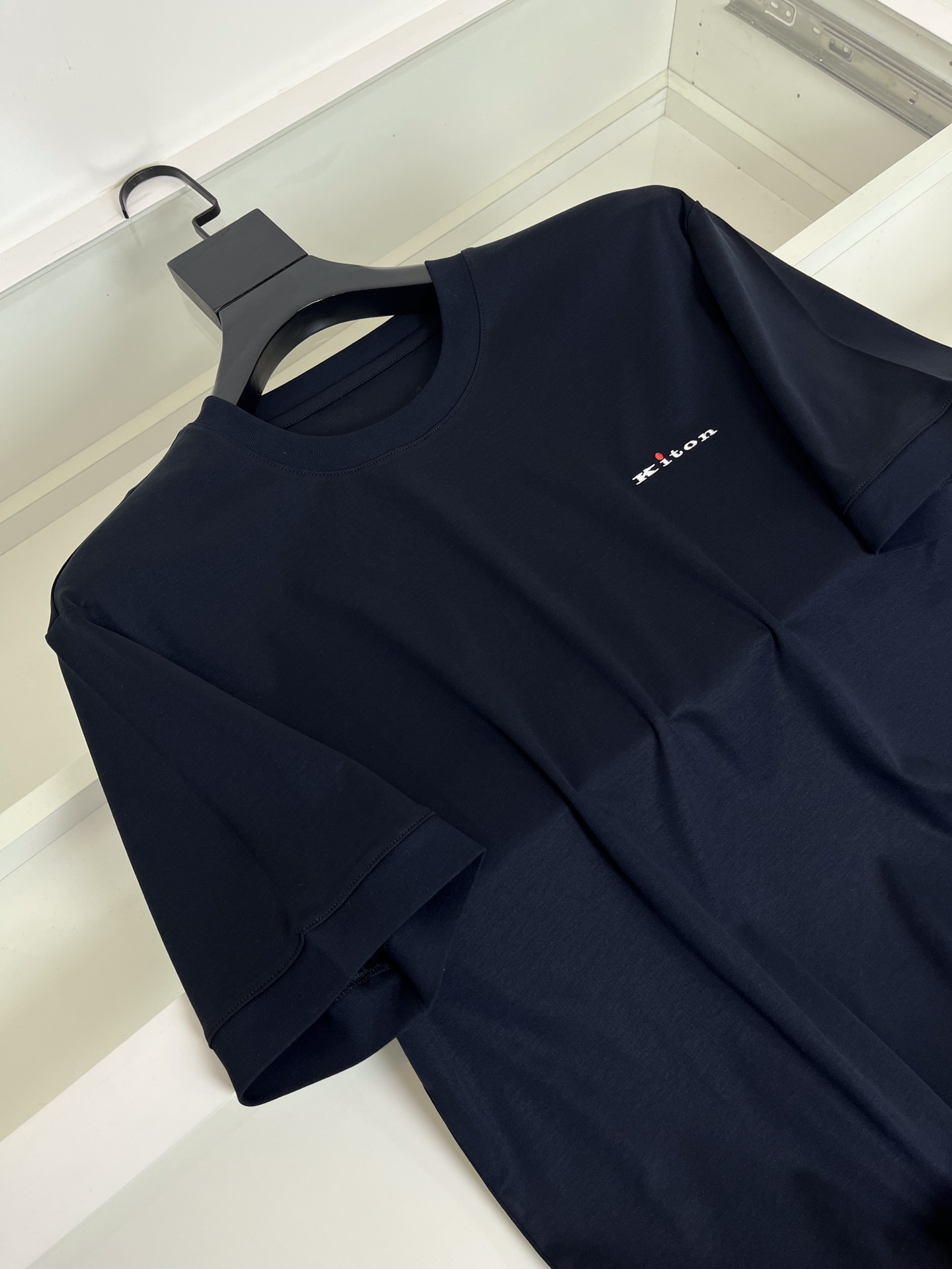   Kiton 老钱新贵推荐 他家西服 赋予穿着者难以名状的高贵精神 得以世界文明 对细节与面料的追求J
