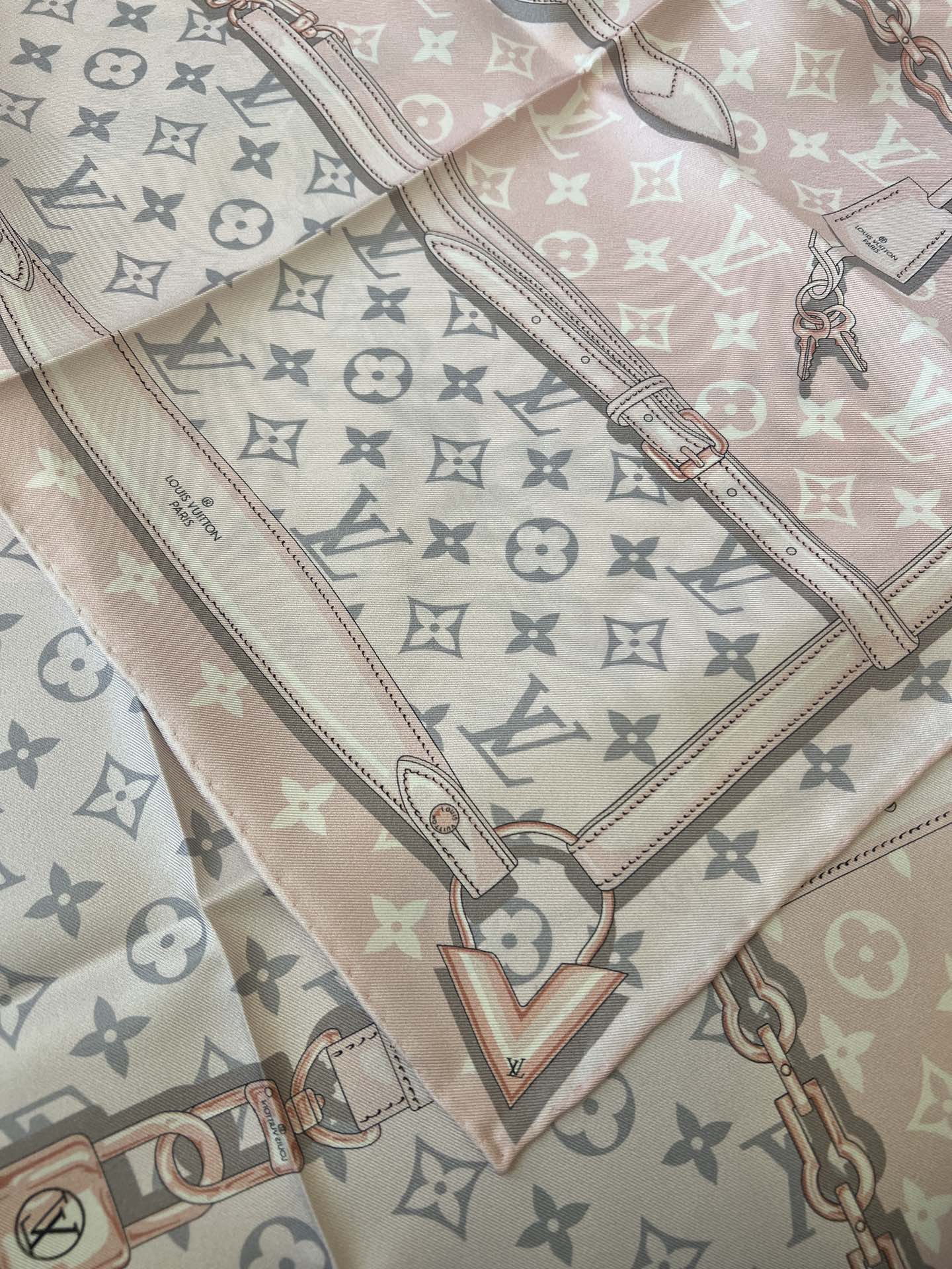 价格:(不含包装)𝐋𝐨𝐮𝐢𝐬 𝐕𝐮𝐢𝐭𝐭𝐨𝐧 《链条方巾》粉色水洗标编码M70638 同步正品货号Siz