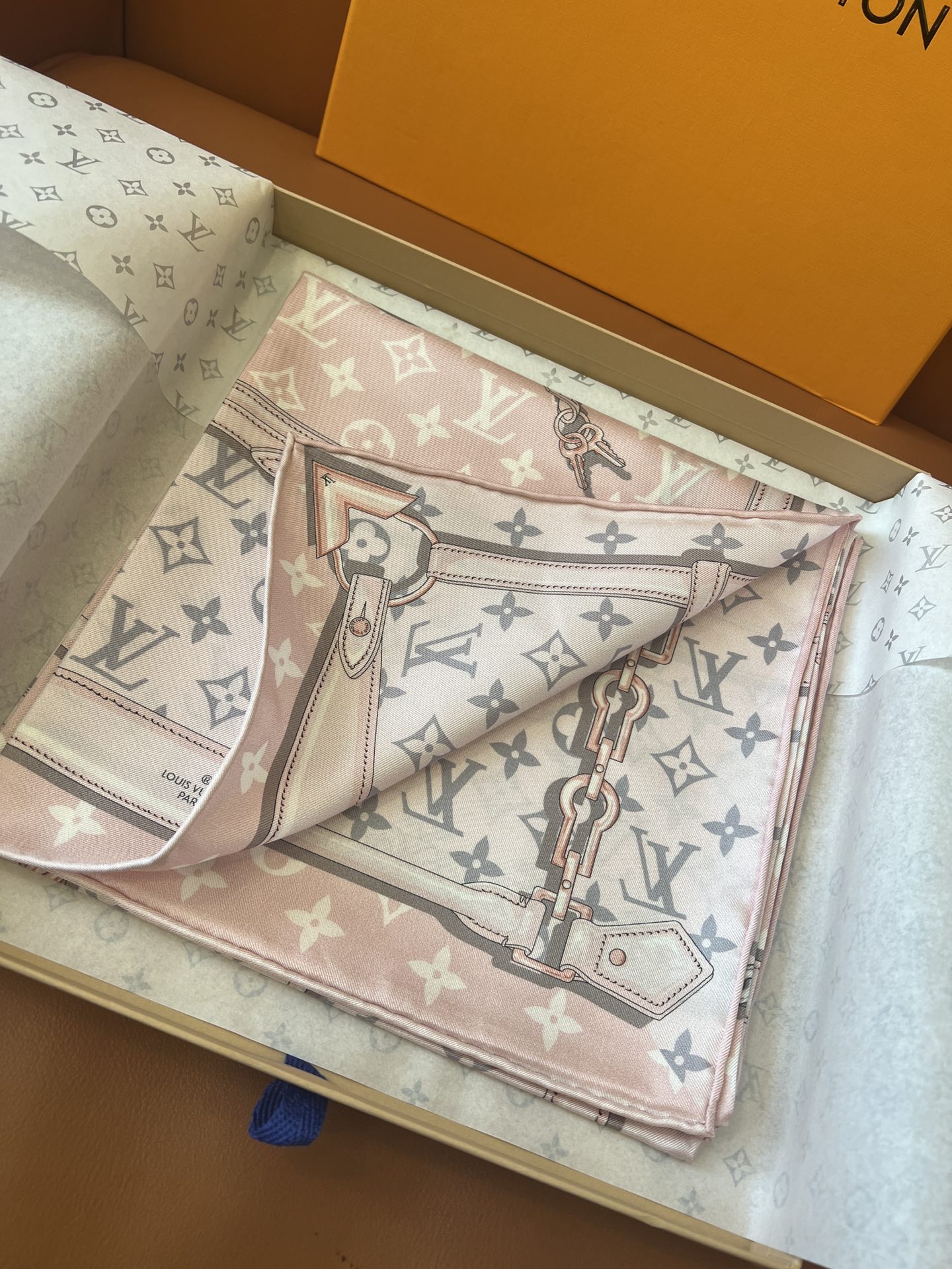 价格:(不含包装)𝐋𝐨𝐮𝐢𝐬 𝐕𝐮𝐢𝐭𝐭𝐨𝐧 《链条方巾》粉色水洗标编码M70638 同步正品货号Siz