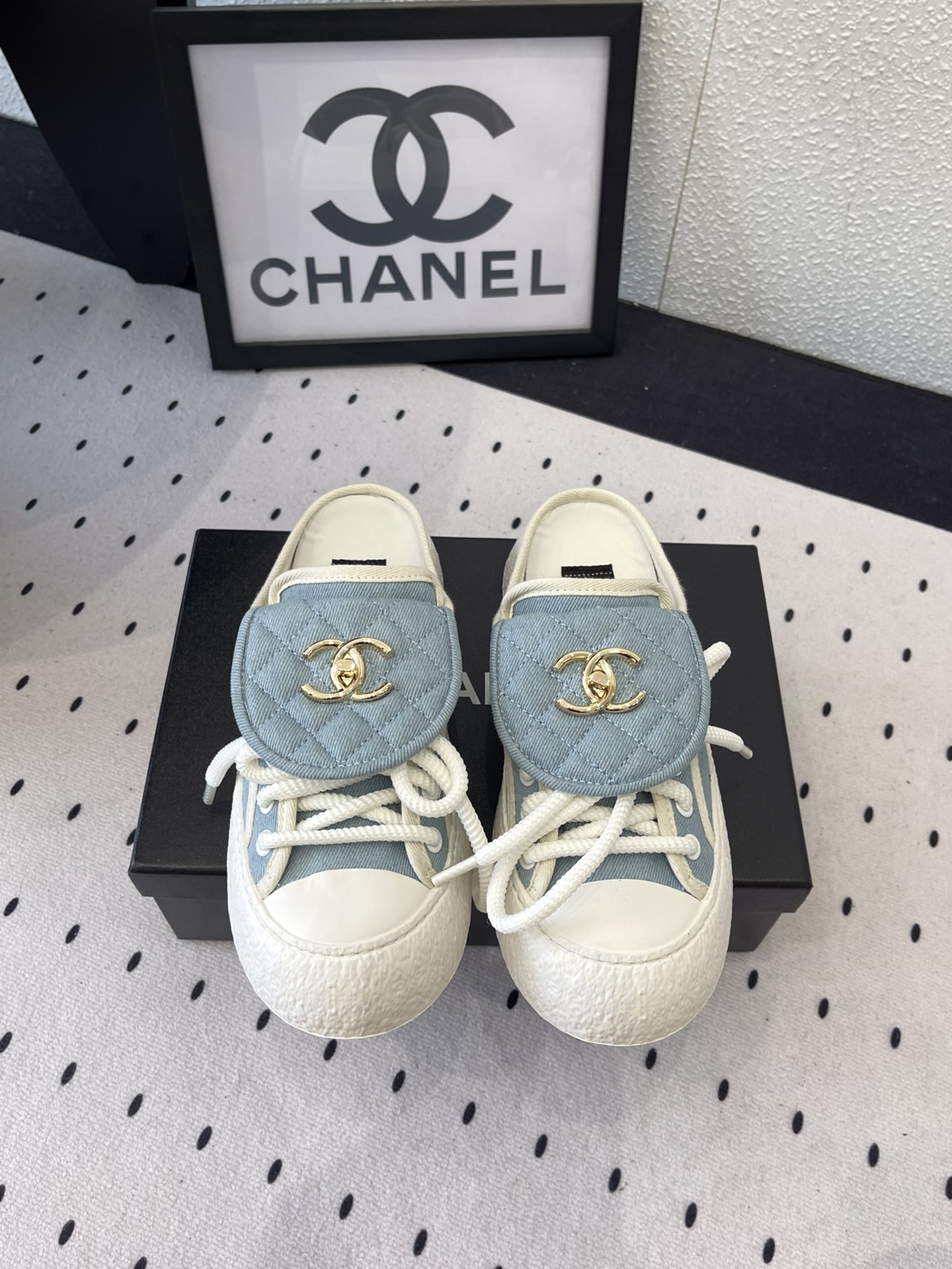 NO:252375,Chanel spring and summer new semi-travel. I like this series very much. Change into this schoolbag buckle canvas shoes. I feel like I feel super nice. Imported cowhide/canvas upper cowhide inner original wear-resistant TPU sole Size35-39 (40 41 custom-made non-return and exchange), semi-travel, chanel, cowhide19860909Chanel春夏新款半拖拖 超级喜欢这系列了 换上这款书包扣帆布鞋 感觉整个人心情都超级nice 进口牛皮/帆布鞋面 牛皮内里 原版耐磨TPU大底 Size35-39(40 41定制不退换）,半拖,chanel,cowhide,Women's Shoes