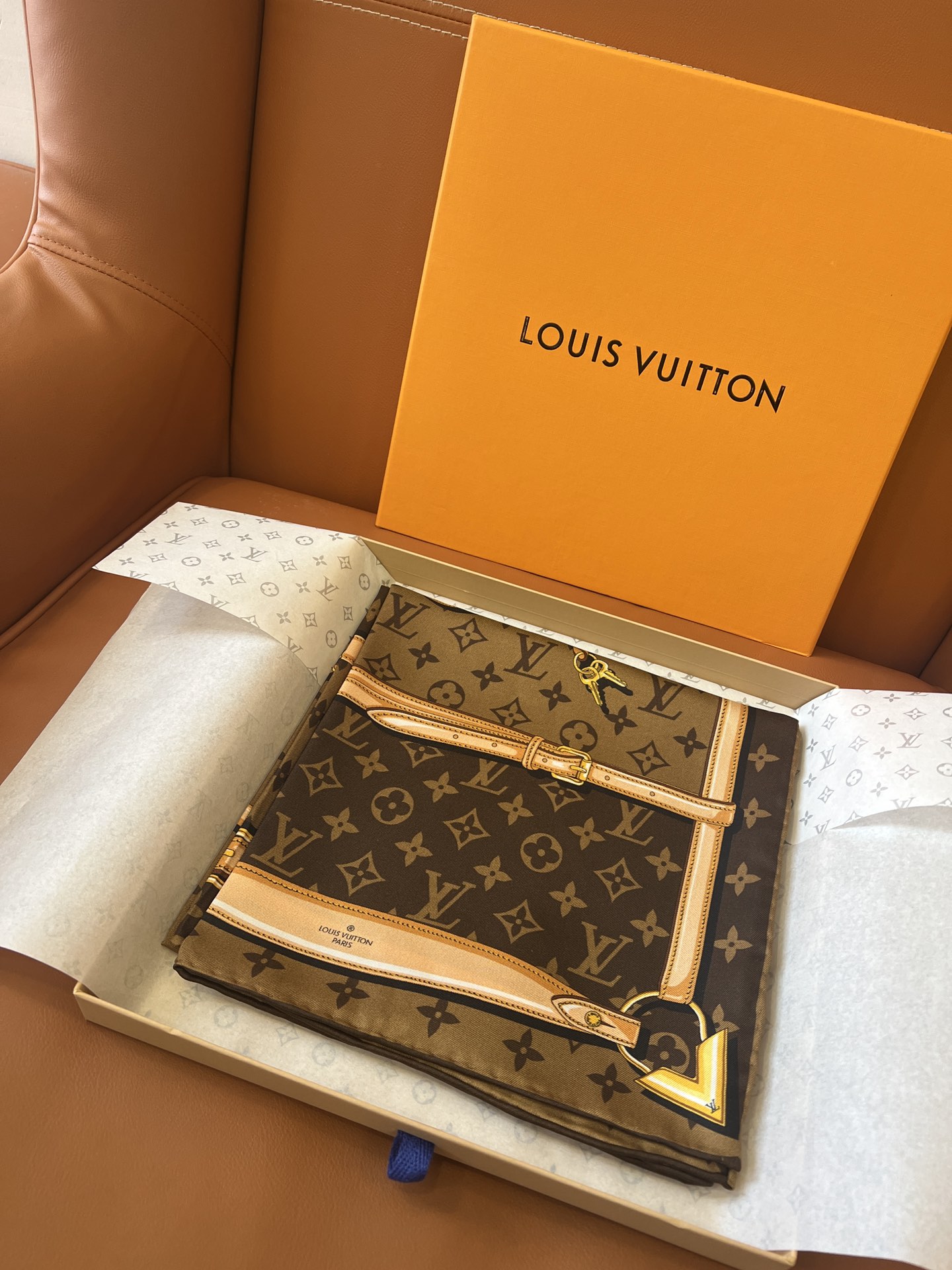 驴家丨链条方巾
Size：90x90cm 100%真丝18mm原版面料

超级百搭 基本人手一条。方巾中