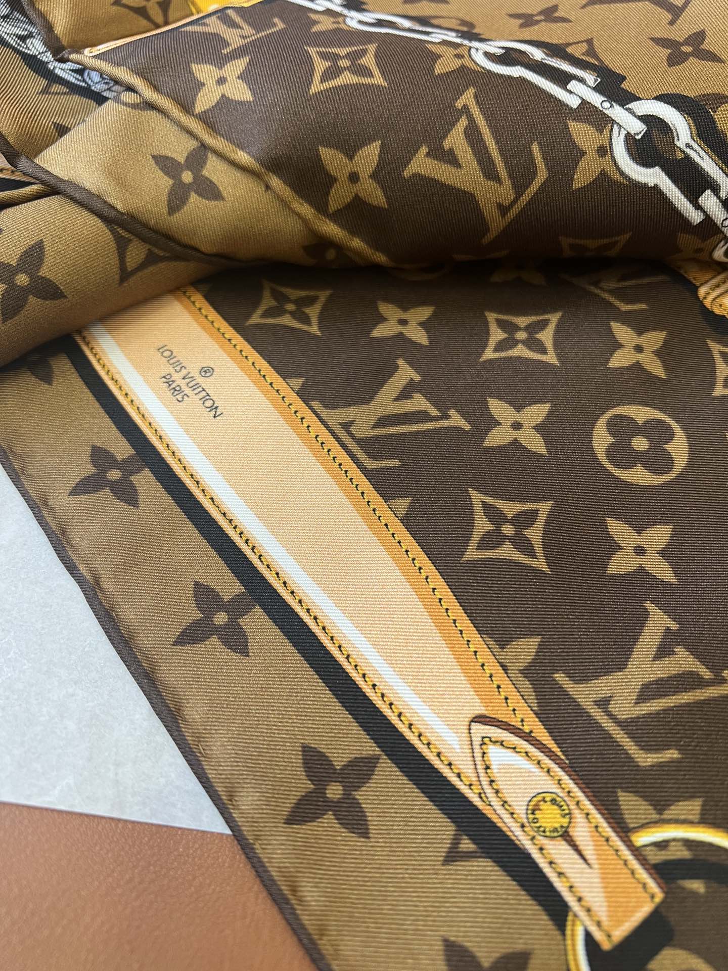 驴家丨链条方巾
Size：90x90cm 100%真丝18mm原版面料

超级百搭 基本人手一条。方巾中