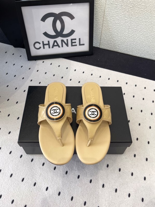 NO:252410,Chanel spring and summer new flat slippers, high-end version shipment, summer flip flops are so beautiful that they are irresistible, double C logo atmospheric and high-end imported sheepskin upper. Sheepskin inner footbed, diamond leather outsole Size35-39 (customized on 40/41), split-toed shoes, chanel, slippers, sheepskin, Leather soles19860909Chanel春夏新款平底拖鞋 高版本出货 夏天的人字拖美得让人无法拒绝 双C大logo大气上档次 进口羊皮鞋面.羊皮内里垫脚 菱格真皮大底 Size35-39（40/41定制）,分趾鞋,chanel,slippers,sheepskin,Leather soles,Women's Shoes