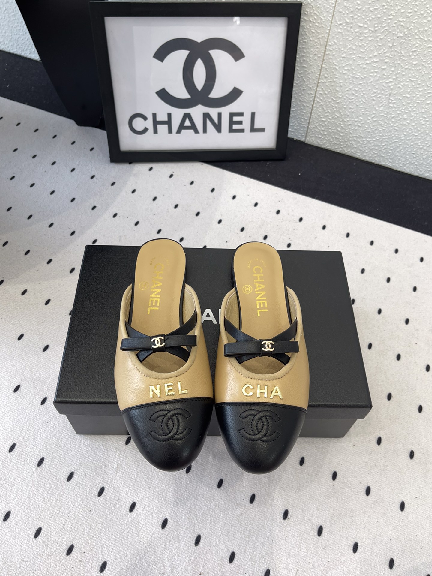 NO:252405,Chanel spring and summer new semi-slippers, high-version shipment, the semi-trapping in summer is so beautiful that it is irresistible. Hardware logo is elegant and high-end. Imported sheepskin upper. Sheepskin inner footbed Italian leather sole Size35-39 (customized on 40/41), semi-trapping, chanel, slippers, sheepskin, Leather soles19860909Chanel春夏新款半拖鞋 高版本出货 夏天的半拖美得让人无法拒绝 五金logo大气上档次 进口羊皮鞋面.羊皮内里垫脚 意大利真皮大底 Size35-39（40/41定制）,半拖,chanel,slippers,sheepskin,Leather soles,Women's Shoes