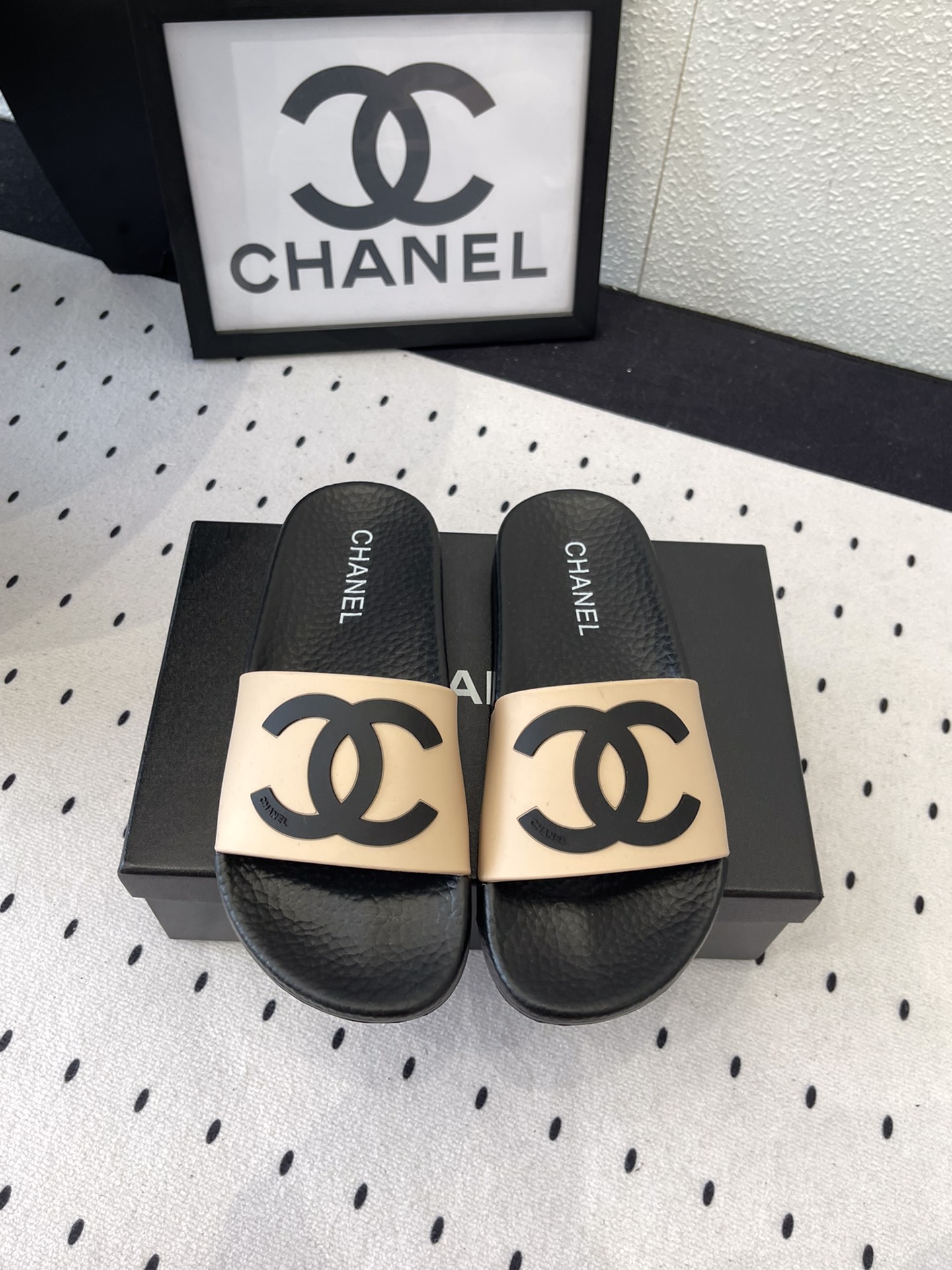 NO:252395,Chanel spring and summer new slippers, high-version shipment, summer slippers are so beautiful that they are irresistible. Double C logo is elegant and upscale. Imported sheepskin upper. Sheepskin inner footbed. Integrated molding sole. Size35-39 (customized by 40/41), slippers, chanel, slippers, sheepskin19860909Chanel春夏新款拖鞋 高版本出货 夏天的拖鞋美得让人无法拒绝 双C大logo大气上档次 进口羊皮鞋面.羊皮内里垫脚 一体成型大底 Size35-39（40/41定制）,拖鞋,chanel,slippers,sheepskin,Women's Shoes
