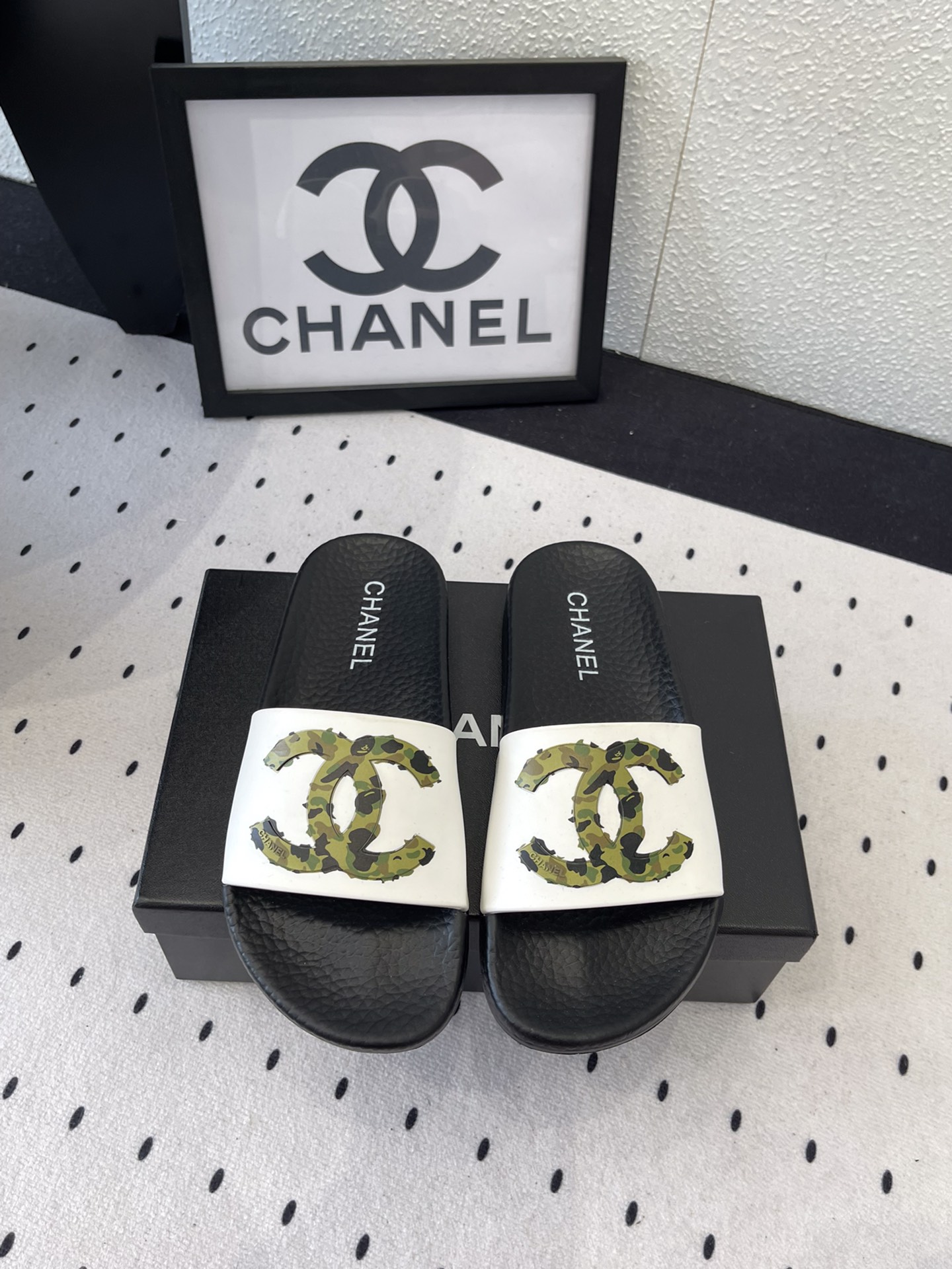 NO:252400,Chanel spring and summer new slippers, high-version shipment, summer slippers are so beautiful that they are irresistible. Double C logo is elegant and upscale. Imported special material upper integrated molded sole Size35-39 (customized by 40/41), slippers, chanel, slippers19860909Chanel春夏新款拖鞋 高版本出货 夏天的拖鞋美得让人无法拒绝 双C大logo大气上档次 进口特殊材质鞋面一体成型大底 Size35-39（40/41定制）,拖鞋,chanel,slippers,Women's Shoes