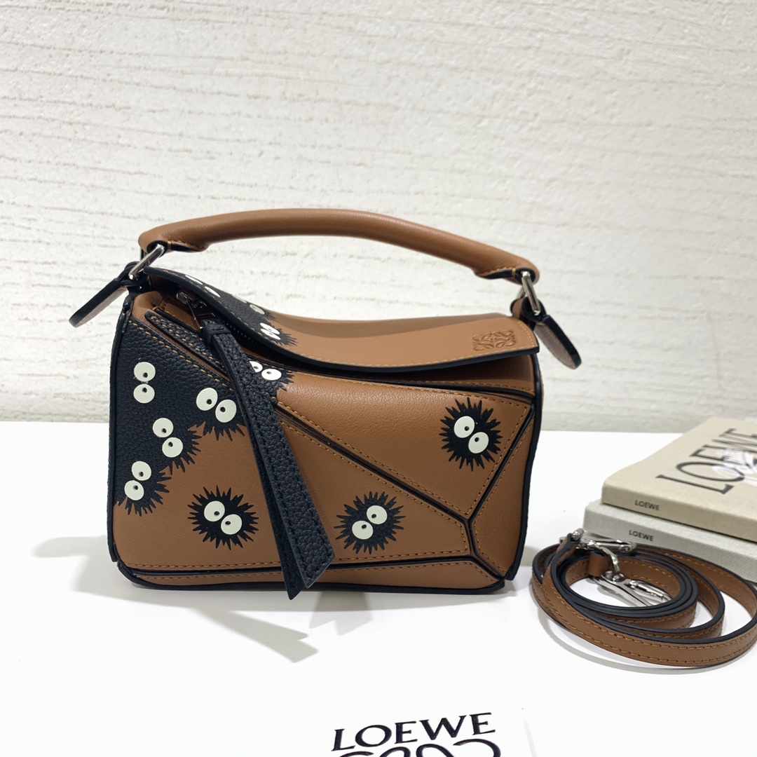 NO:671941,The special limited edition 'Elf mini uzzle' series is made of classic calfskin, using precise cutting technology and inlay technology. Its smart and exquisite design is more dazzling. Mini model number 89063, size 18*11*7.5 (with box and gift bag) (note that since the pattern is hand-inlaid and spliced, it is normal to have gaps, skin flakes, and leather curls, so please be careful when photographing), Loewe wallet, loewe, wallets, cowhide19860909特别限量款“精灵mini uzzle”系列 选用经典小牛皮制作,采用精确的切割技术,以镶嵌工艺制成,其灵动、精致的设计,更加光彩夺目. mini 款号89063,尺寸18*11*7.5（配盒子 礼品袋）（注意 由于图案是手工镶嵌拼接的, 有缝隙、皮屑、皮翘属于正常现象, 介意者慎拍）,罗意威钱包,loewe,wallets,cowhide,欧美剧