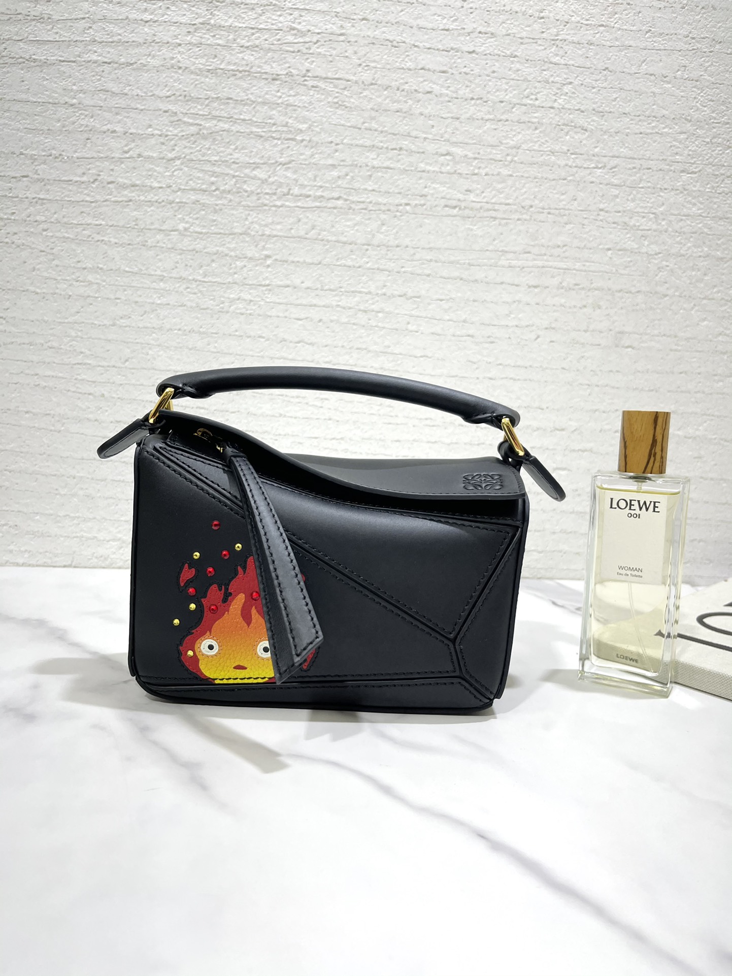 NO:671943,mini satin uzzle Calcifer Howl's Moving Castle series is said to be the final work of the Luo family and Hayao Miyazaki. The Calcifer flame on the uzzle comes from the Calcifer made by the Luo family leather inlay and crystal inlay process. The precise positioning of leather cutting is the pursuit of craftsmanship~ Style number 89197 size 18*11*7.5 (comes with box and gift bag) (note that because the pattern is inlaid and spliced by hand, it is normal for there to be gaps, dandruff, and warped skin.  Please be careful if you mind), Loewe wallet, loewe, loewe, wallets19860909mini 缎面uzzle Calcifer 哈尔移动城堡系列 据说是罗家与宫崎骏的收官之作 uzzle 上的卡西法火焰来自于罗家皮革镶嵌和水晶嵌饰工艺制作而成的Calcifer,皮革切割精准定位是对工艺的追求～ 款号89197尺寸18*11*7.5（配盒子 礼品袋）（注意 由于图案是手工镶嵌拼接的, 有缝隙 皮屑 皮翘属于正常现象, 介意者请慎拍）,罗意威钱包,loewe,loewe,wallets,欧美剧