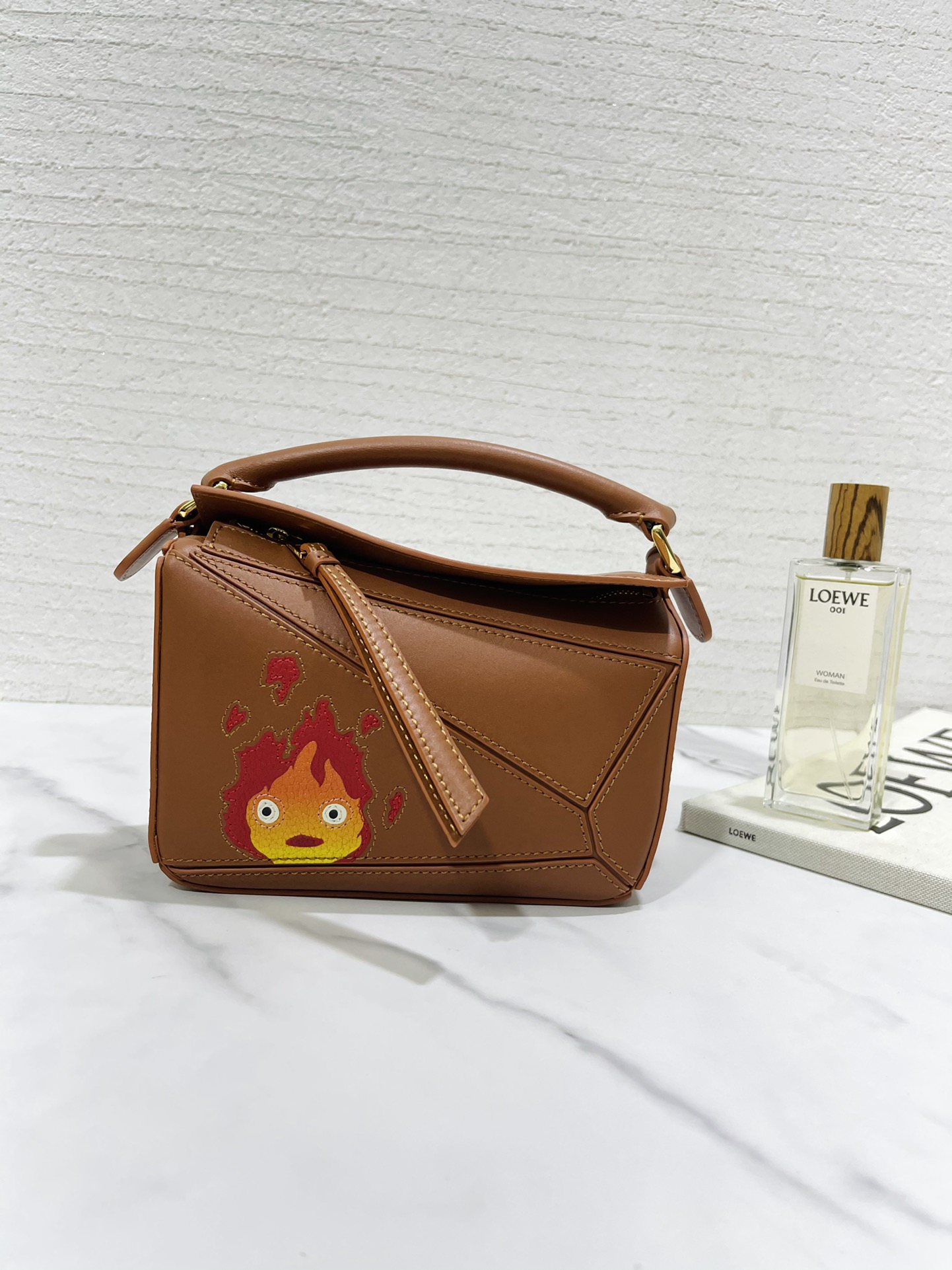 NO:671947,The mini satin uzzle Calcifer Howl's Moving Castle series is said to be the final work of the Luo family and Hayao Miyazaki. The Calcifer flame on the uzzle comes from the Luo family's inlay craftsmanship. The precise positioning of leather cutting is the pursuit of craftsmanship~ Style number 89198, size 18*11*7.5 (comes with box and gift bag) (note that since the pattern is inlaid and spliced by hand, it is normal for there to be gaps, flakes, and warped skin.  Please be careful if you mind), Loewe wallet, loewe, loewe, wallets19860909mini 缎面uzzle Calcifer 哈尔移动城堡系列 据说是罗家与宫崎骏的收官之作 uzzle 上的卡西法火焰来自于罗家的镶嵌工艺, 皮革切割精准定位是对工艺的追求～ 款号89198 尺寸18*11*7.5（配盒子 礼品袋）（注意 由于图案是手工镶嵌拼接的, 有缝隙 皮屑 皮翘属于正常现象, 介意者请慎拍）,罗意威钱包,loewe,loewe,wallets,欧美剧