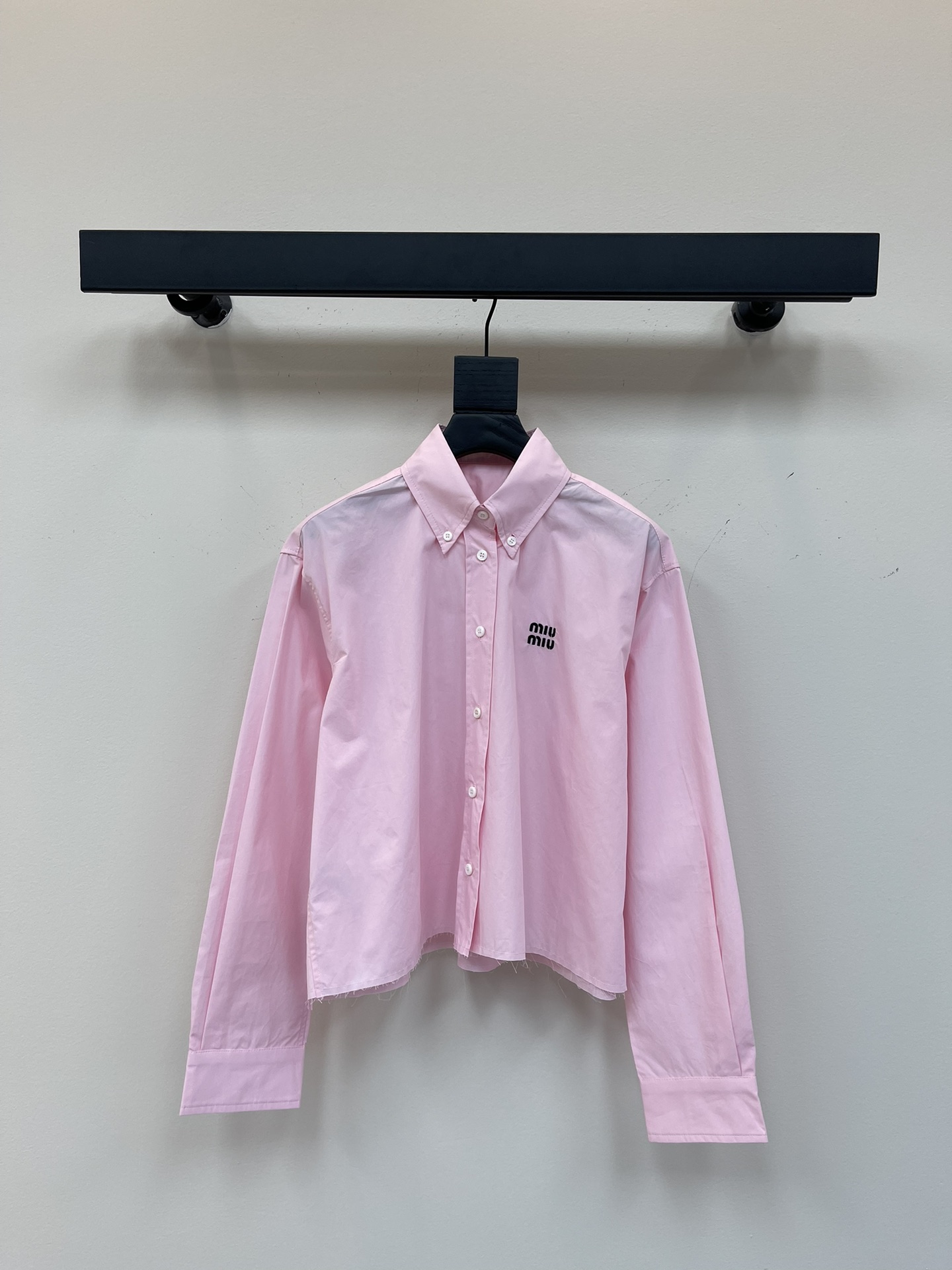 NO:327191,230Miumi*25 spring and summer new pink breasted short shirt. The natural breasted design is very unique, fashionable and versatile, and the brand logo embellishes on the chest pocket. The classic design is durable and handsome, the short style is casual and easy to control, and it accommodates all kinds of figures. Daily external wear, cool and stylish. SML,,miumiu,shirts,alexander wang19860909230Miumi*25春夏新款粉色毛边短款衬衫.自然毛边设计非常有个性,时髦又百搭,胸前口袋品牌Logo点缀.经典设计耐看又帅气,短款版型休闲随性好驾驭,包容各种身材.日常外搭,酷帅有型.SML,,miumiu,shirts,alexander wang,Women's clothing