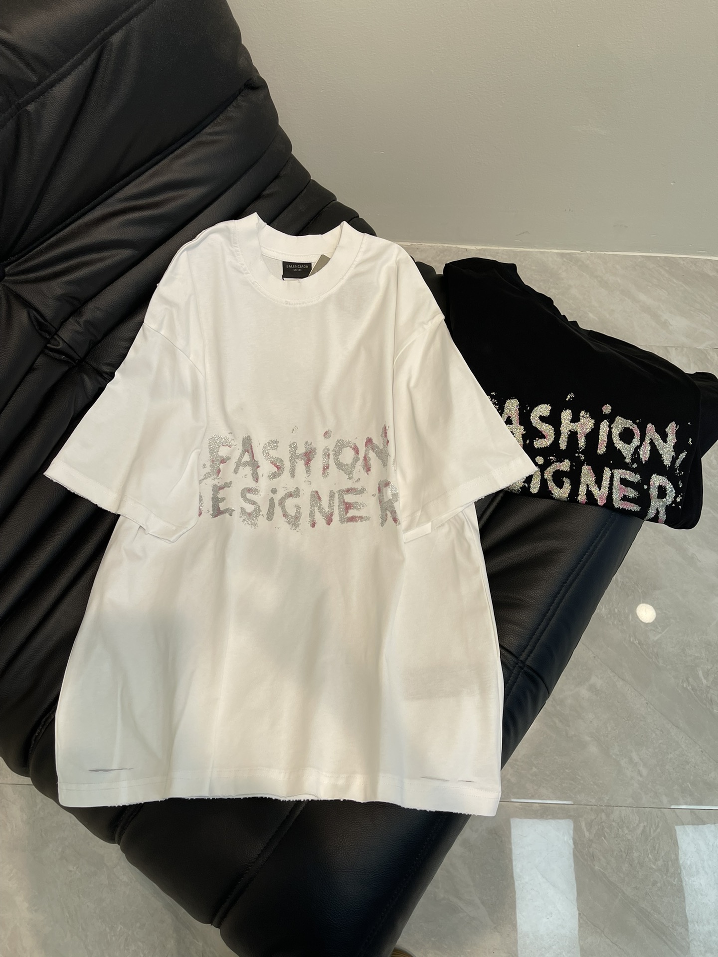 NO:327174,BALENCI*GA/25 spring and summer new Paris letter small gold sheet printing grinded and worn short-sleeved T-shirt. The fabric is made of Paris ZP fixed-woven and dyed cotton double yarn. The weight is 260 grams, the cloth surface is clean, the fabric is clear, soft and comfortable. The thread is fixed-dyed without color difference. The printing is direct sprayed by computer. The market is very different. Welcome to compare. The style is OS loose shoulder-off style. The same style for men and women!  XS-L, balenciaga, T-shirt,tees, t-shirt,alexander wang19860909BALENCI*GA/25春夏新款巴黎字母小金片印花磨烂做旧短袖T恤.面料采用巴黎ZP定织定染全棉双纱.克重260克,布面干净.布纹清晰,柔软舒适.螺纹釆用定染无色差.印花采用电脑直喷.巨别市场通货.欢迎对比.版型釆用OS宽松落肩版型.男女同款！XS-L,,balenciaga,T-shirt,tees，t-shirt,alexander wang,Women's clothing