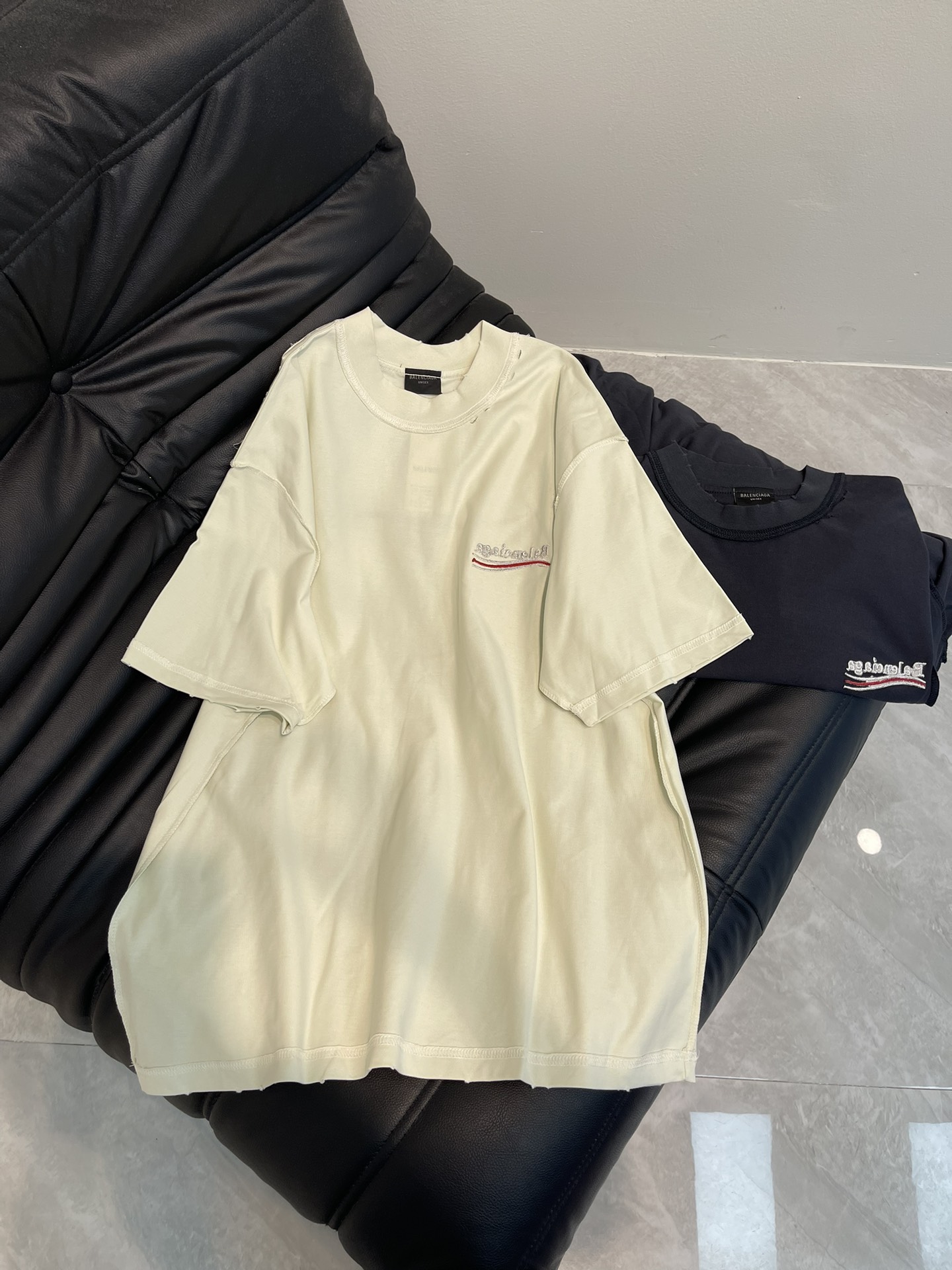 NO:327183,BALENCIAG*25 Spring and Summer New Classic Cola Sea Wave LOGO Reverse Embroidery Washing Washing Aged Short-Sleeve T-shirt, The fabric is made of Paris ZP fixed-woven and dyed cotton double yarn, with a weight of 260 grams, the cloth surface is clean, the cloth pattern is clear, soft and comfortable. The thread is fixed-dyed without color difference. The classic letter LOGO is imported from the imported Tajima embroidery machine with three-dimensional effect. The brick cabinet is restored, and the style is OS loose shoulder-off style. The same style for men and women!  XS-L, balenciaga, T-shirt,tees, t-shirt,alexander wang19860909BALENCIAG*25春夏新款经典可乐海浪花LOGO反面刺绣洗水做旧磨烂短袖T恤,面料采用巴黎ZP定织定染全棉双纱、克重260克,布面干净.布纹清晰,柔软舒适.螺纹釆用定染无色差.经典字母LOGO采用进口田岛绣花机反面刺绣.效果立体.还原砖柜, 版型釆用OS宽松落肩版型.男女同款！XS-L,,balenciaga,T-shirt,tees，t-shirt,alexander wang,Women's clothing