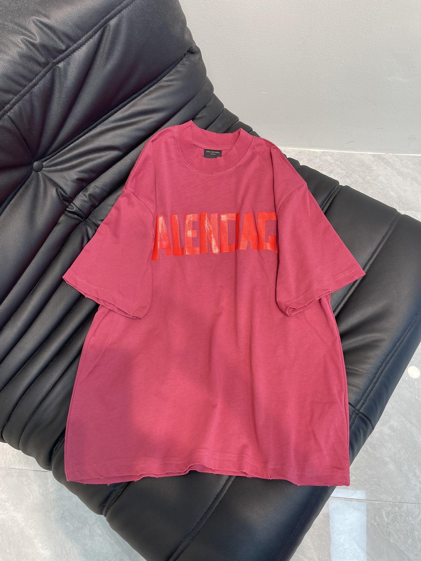 NO:327168,Balencig*25 spring and summer new grinding tape round neck short-sleeved T-shirt adopts grinding process, wash water and make it old. The details cannot be picked, and it is of great classiness and luxurious recognition!  Complete three standards. The style belongs to the casual loose small shoulder-falling style cut. XS-L, balenciaga, T-shirt, tees, t-shirt, alexander wang19860909Balencig*25春夏新款磨破胶带圆领短袖T恤 采用磨破工艺 洗水做旧 细节无法挑剔,极具档次感与奢华辨识度！三标齐全 版型属于休闲宽松小落肩的版型裁剪.XS-L,,balenciaga,T-shirt,tees，t-shirt,alexander wang,Women's clothing