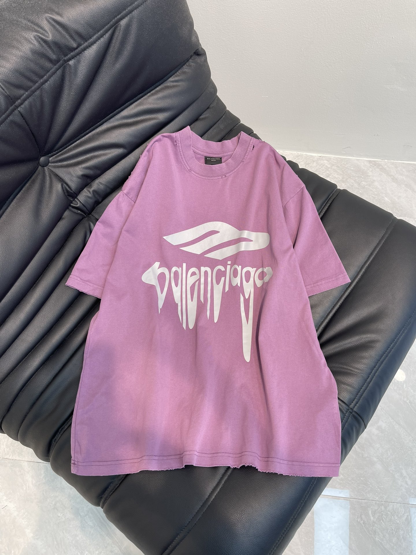 NO:327180,BALENCIAG*25 spring and summer new Paris 3M art letter printing wash water grinding and old short-sleeved T-shirt. Multiple ready-to-wear clothes are worn and worn. Brick cabinets are synchronized. The fabric is made of Paris ZP fixed-woven and dyed cotton double yarn. The weight is 260 grams, the cloth surface is clean, the cloth pattern is clear, soft and comfortable. The thread is fixed-dyed without color difference. The printing is printed with environmentally friendly imported materials. The letters are clear and the effect is three-dimensional. The style is OS loose shoulder-off style. The same style for men and women!  XS-L, balenciaga, T-shirt,tees, t-shirt,alexander wang19860909BALENCIAG*25春夏新款巴黎3M艺术字母印花洗水磨烂做旧短袖T恤.成衣多位做旧磨烂 .砖柜同步.面料采用巴黎ZP定织定染全棉双纱.克重260克,布面干净.布纹清晰,柔软舒适.螺纹釆用定染无色差.印花采用环保进口材料印花.字母清晰,效果立体.版型釆用OS宽松落肩版型. 男女同款！XS-L,,balenciaga,T-shirt,tees，t-shirt,alexander wang,Women's clothing