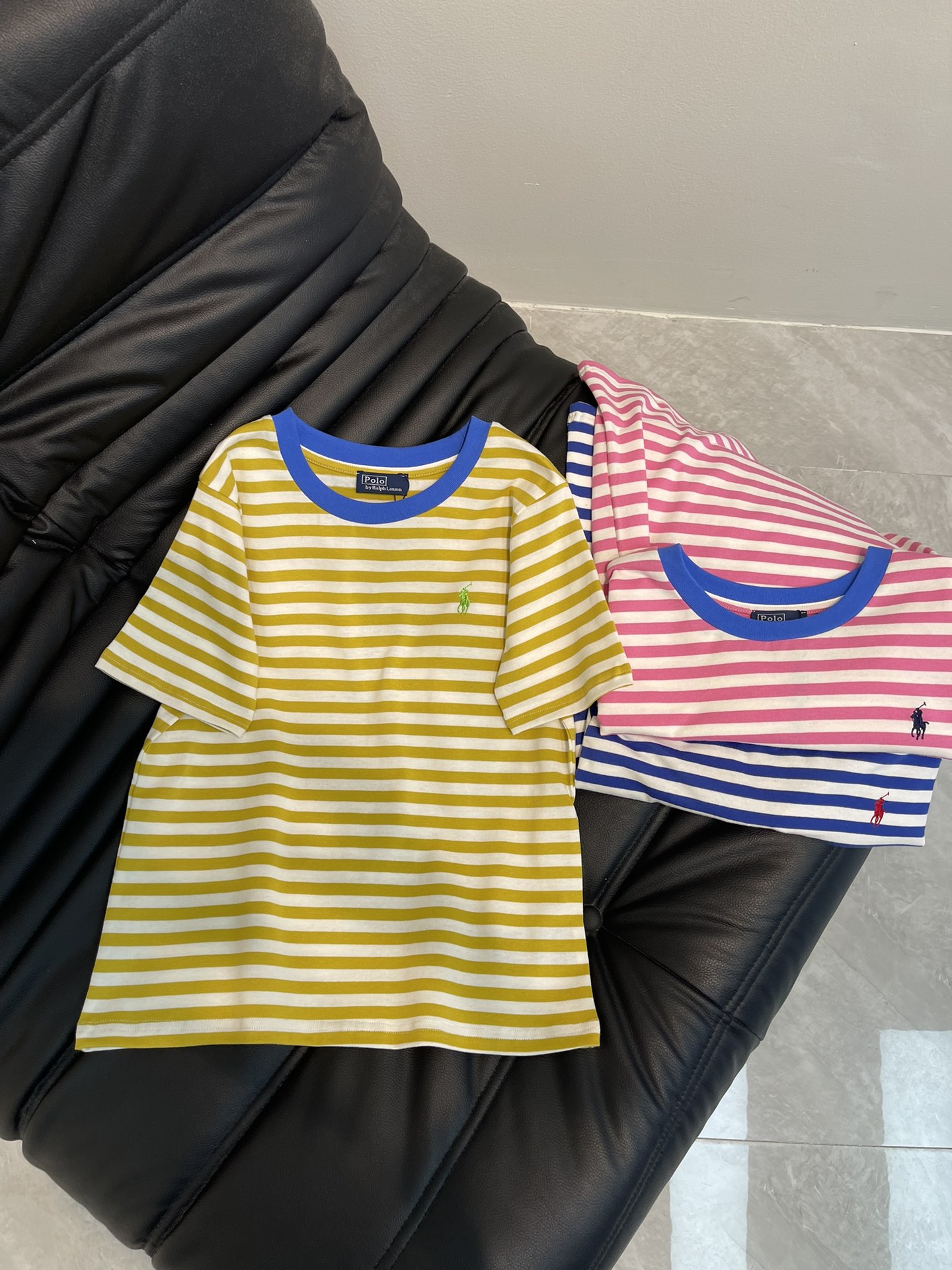 NO:327197,Ralph Laure 25 new polo embroidered contrasting striped short-sleeved T-shirt with exquisite style and huge slim upper body!  Customized high-quality hands, boutique design, low-key luxury!  A must-have item for fashionable things unlocks all outfits!  Determine the quality of my home!  Classic items are fashionable and high-end, and the classic style is versatile and not picky!  SML, loro piana, T-shirt,tees, t-shirt,alexander wang19860909Ralph Laure*拉夫25新款polo刺绣撞色条纹短袖T恤 精致版型上身巨显瘦！ 定制高品质手 精品设计 低调奢华！ 时髦精必备单品解锁所有穿搭！ 认准我家品质！经典单品时髦又高级 经典版型百搭不挑人！ SML,,loro piana,T-shirt,tees，t-shirt,alexander wang,Women's clothing