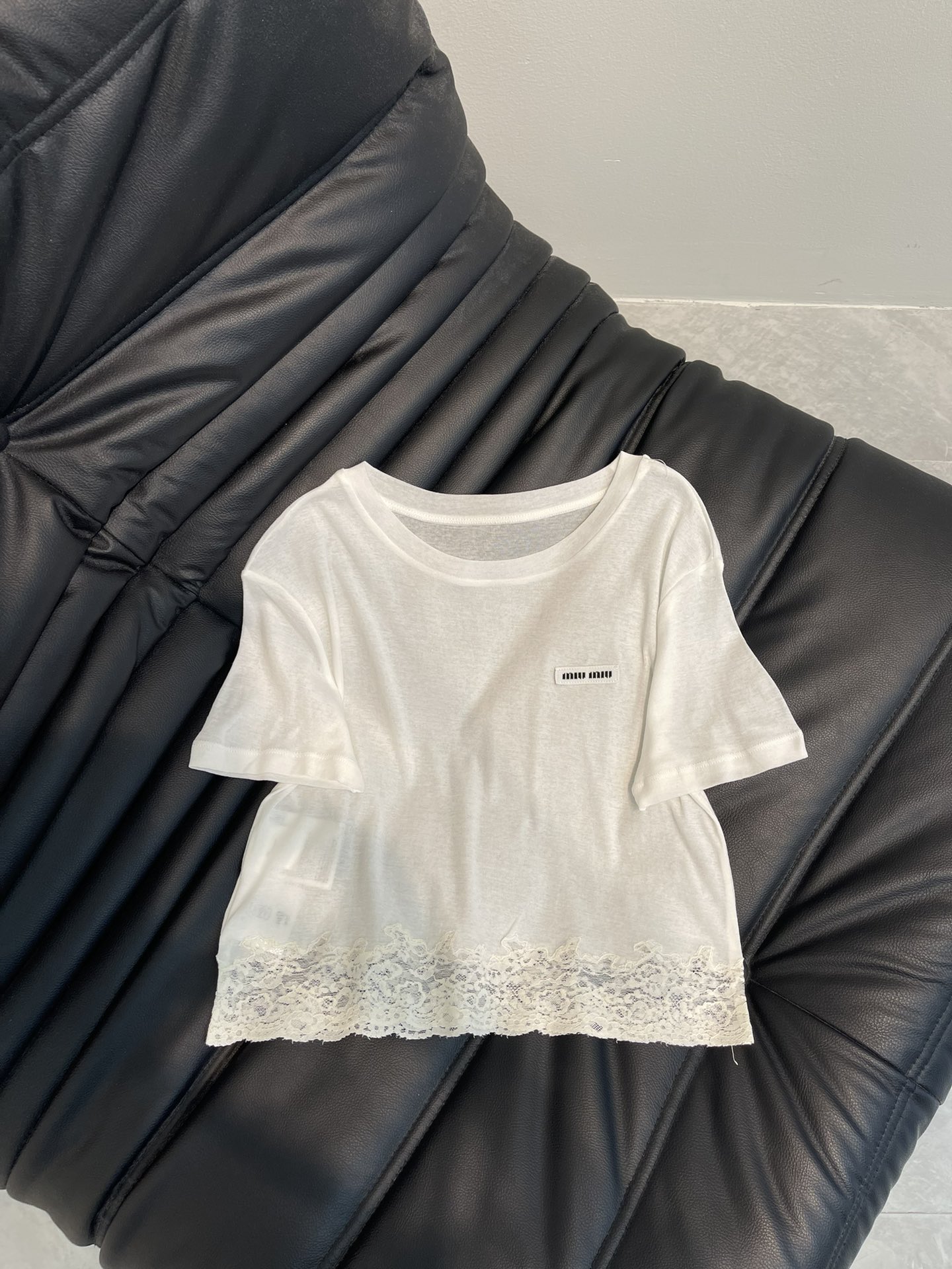 NO:327193,Miumi*25 spring and summer new model, micro-label lace edge splicing round neck short short sleeve T-shirt丨Exclusive yb development!  High-end production!  Custom fabrics, soft, delicate, huge and comfortable, classic brand logo patch embellishments, layered inner layer or single wear!  SML, miumiu, T-shirt,tees, t-shirt,alexander wang19860909Miumi*25春夏新款 微标蕾丝边拼接圆领短款短袖T恤丨独家yb开发！高版出品！定制面料,柔软细腻巨巨巨舒服,经典品牌logo贴布点缀,内搭叠穿或单穿都可以！SML,,miumiu,T-shirt,tees，t-shirt,alexander wang,Women's clothing