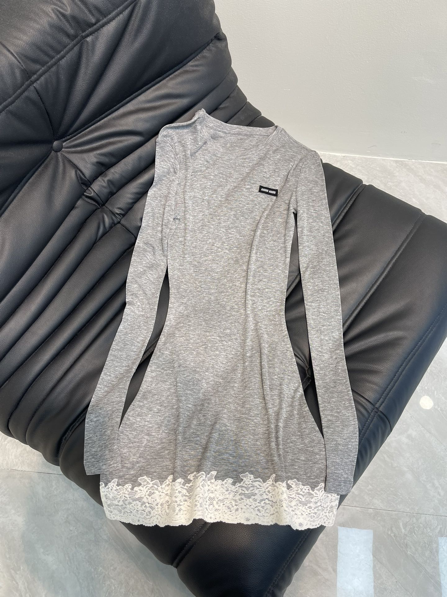 NO:327189,Miumi*25 spring and summer new model, micro-label lace spliced ​​long sleeve mid-length T-shirt | Exclusive yb development!  High-end production!  Custom fabrics, soft, delicate, huge and comfortable, classic brand logo patch embellishments, layered inner layer or single wear!  SML, miumiu,tees,t-shirt,alexander wang19860909Miumi*25春夏新款 微标蕾丝拼接长袖中长款T恤丨独家yb开发！高版出品！定制面料,柔软细腻巨巨巨舒服,经典品牌logo贴布点缀,内搭叠穿或单穿都可以！SML,,miumiu,tees，t-shirt,alexander wang,Women's clothing