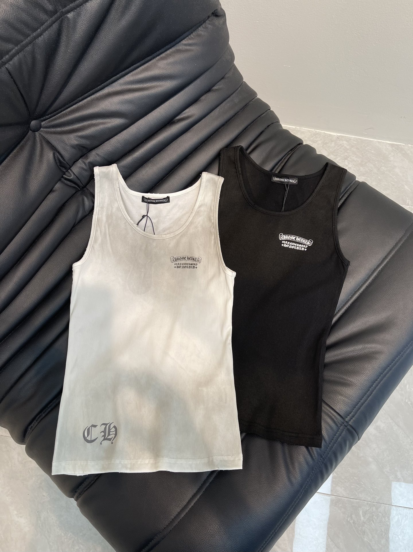 NO:327758,Croxin 25ss double-sided printed knitted vest tops, high-elastic threaded fabric with high gram heavy imported yarn. The body is spliced ​​with lines. The elastic and slim look is particularly obvious. The texture is online. The feeling is relaxed and comfortable. There are styles for single wear or layering. Must-have for human hands. SML, chrome hearts, alexander wang19860909克罗心 25ss双面印花针织背心上衣 选用高克重进口纱线高弹螺纹面料 衣身是线条拼接设计 弹性感修身显瘦效果特别明显 极简出型 质感在线 松弛感又舒适 单穿或者叠穿各有风格 人手刚需必备 SML,,chrome hearts,alexander wang,Women's clothing