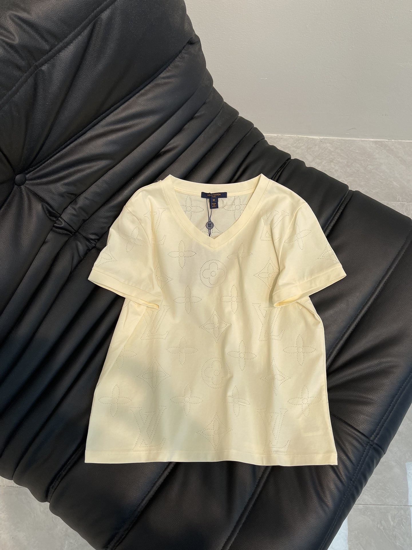 NO:327196,Louis Vuitto*25 spring and summer new peach heart collar jacquard dark pattern short-sleeved T-shirt custom YB native cotton material breathable and comfortable, full texture. Regular short-sleeved T-shirt cut highlights the brand style. Made of gram-weight pure cotton, slightly elastic, presents a slim visual effect. Peach heart collar edging and cuffs echo the design highlights with the entire four-leaf clover letter element dark pattern jacquard highlights the high-end style. The inner wear is brilliant and fashionable. SML,,louis vuitton, T-shirt,tees, t-shirt,alexander wang19860909Louis Vuitto*25春夏新款桃心领提花暗纹短袖T恤 定制YB原生全棉材质 透气舒适 质感十足 常规短袖T恤裁剪 凸显品牌格调 采用克重纯棉制成 略带有弹力 呈现显瘦视觉效果 桃心领口包边与袖口呼应 以通体四叶草字母元素暗纹提花作设计亮点 彰显高级格调 单穿内搭都出彩时髦 SML,,louis vuitton,T-shirt,tees，t-shirt,alexander wang,Women's clothing