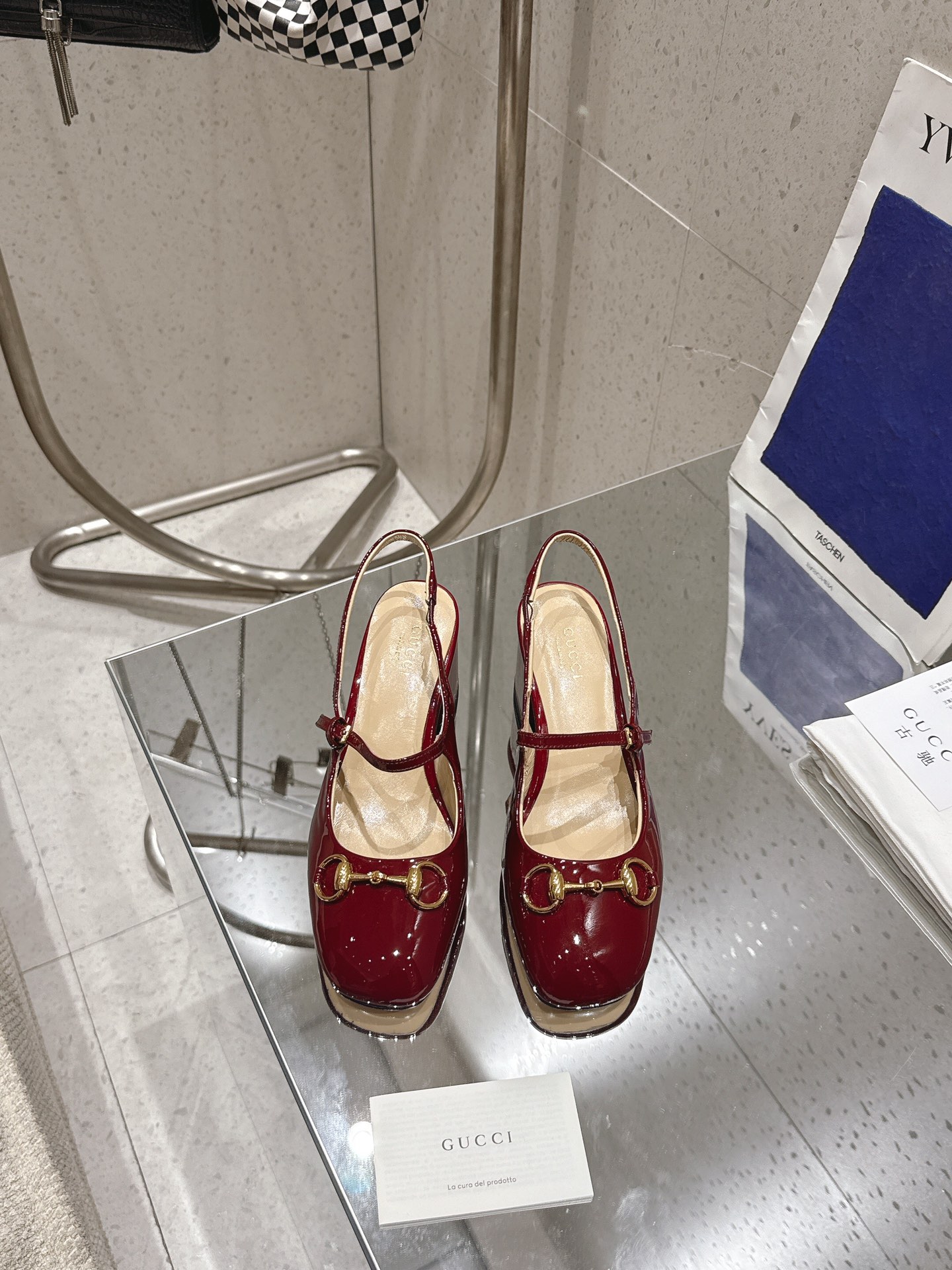 NO:240362,◣ Gucc* horse-bited empty shoes◢ ——————————————— This shoe is carefully crafted and classic canvas fabric, injecting a unique style into the classic style. The iconic letter pattern canvas adds a touch of timeless elegance, paying tribute to the brand's immortal heritage. This design has been carefully crafted, gorgeous and yet boasting, expressing itself with full expression. Imported patent leather upper, imported lambskin, sole Italian leather outsole, heel height 5.5, size 35-42 (customized for 40.41.42), sandals, gucci, sandals, sheepskin, Leather soles19860909◣ Gucc*马衔扣后空鞋◢ —————— 这款鞋履精心制作,经典帆布面料,为经典款式注入别样风情.标志性字母图案帆布添上一丝隽永优雅韵味,致敬品牌的不朽传承.这款设计经过精心制作,华丽之余不失张扬前卫,尽情表达 鞋面进口漆皮 内里进口小羊皮 鞋底意大利真皮大底 跟高5.5 码数35-42（40.41.42定做）,凉鞋,gucci,sandals,sheepskin,Leather soles,Women's Shoes