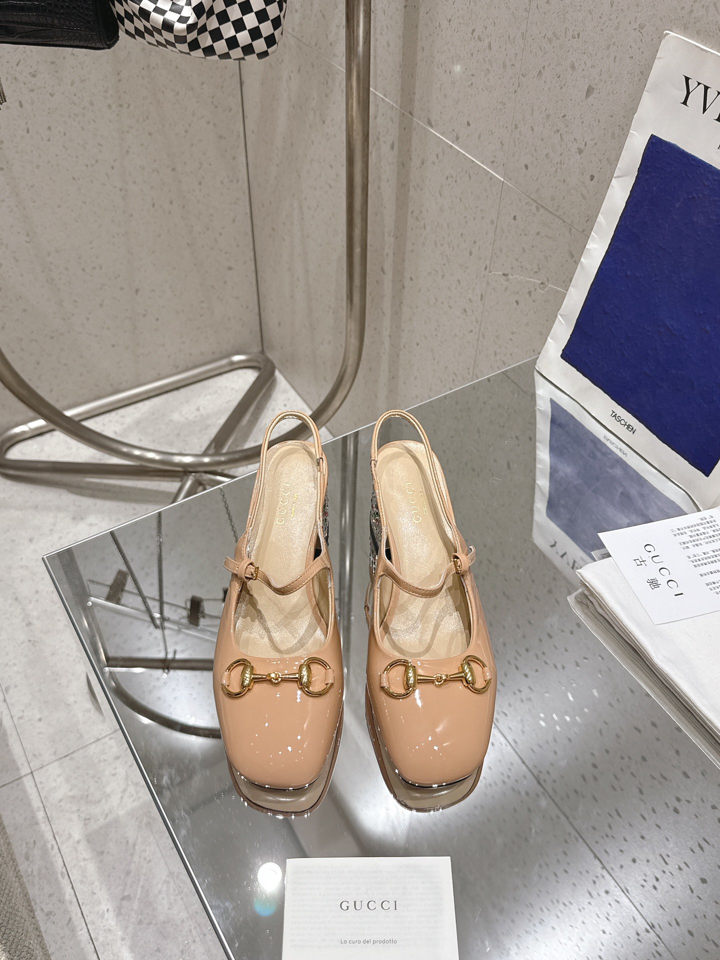 NO:240364,◣ Gucc* Horse Bit Diamond Heel Empty Shoes◢ ————————————— This shoe is carefully crafted and classic canvas fabric, injecting a unique style into the classic style. The iconic letter pattern canvas adds a touch of timeless elegance, paying tribute to the brand's immortal heritage. This design has been carefully crafted, gorgeous and yet boasting, expressing itself with full expression. Imported patent leather upper, imported lambskin, sole Italian leather outsole, heel height 5.5, size 35-42 (customized for 40.41.42), sandals, gucci, sandals, sheepskin, Leather soles19860909◣ Gucc*马衔扣钻跟后空鞋◢ —————— 这款鞋履精心制作,经典帆布面料,为经典款式注入别样风情.标志性字母图案帆布添上一丝隽永优雅韵味,致敬品牌的不朽传承.这款设计经过精心制作,华丽之余不失张扬前卫,尽情表达 鞋面进口漆皮 内里进口小羊皮 鞋底意大利真皮大底 跟高5.5 码数35-42（40.41.42定做）,凉鞋,gucci,sandals,sheepskin,Leather soles,Women's Shoes