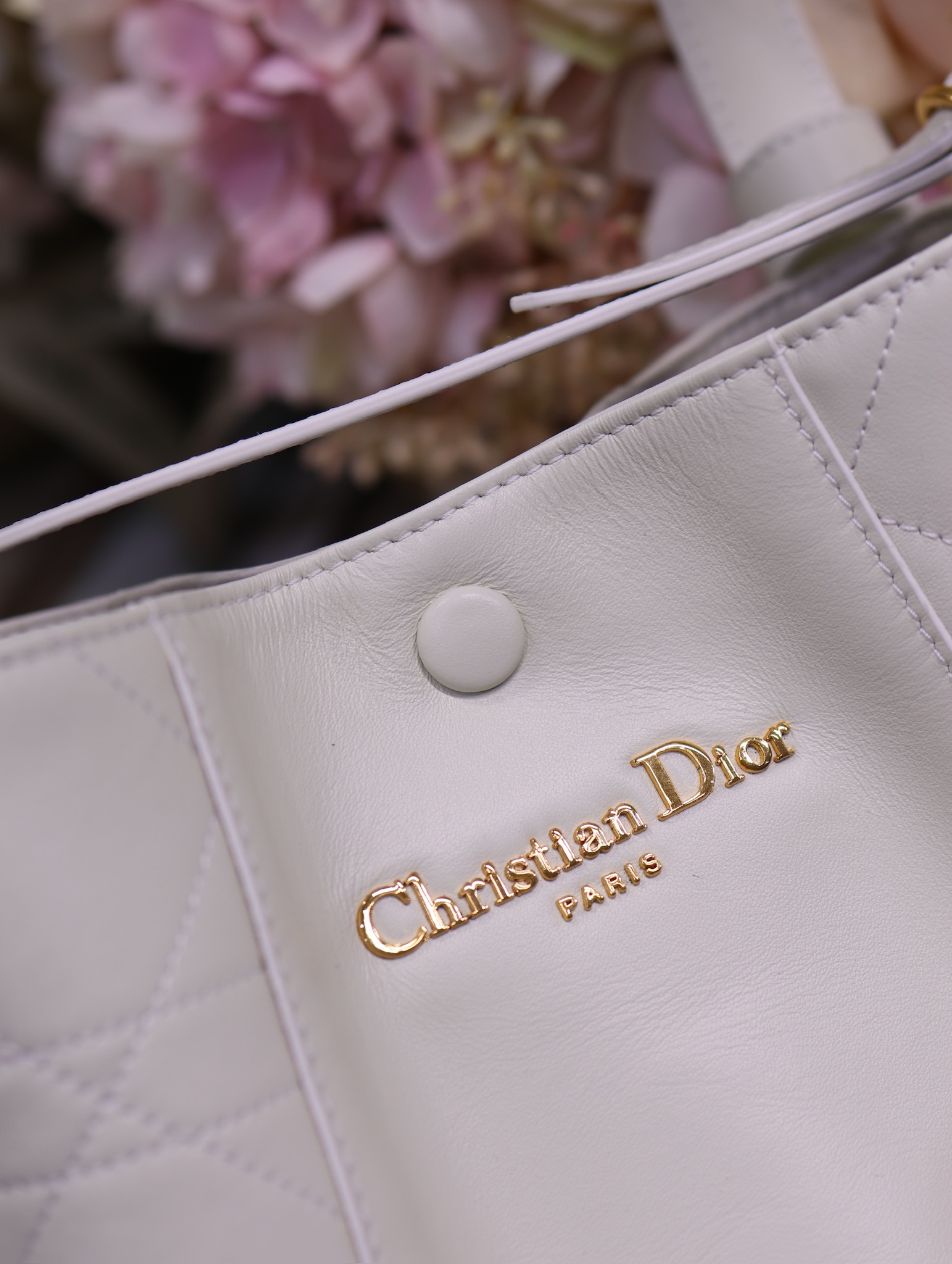 Christian Dior White Leather Small Signature Bucket Bag, 21 x 19 x 11 cm 3 i1744790756 2899 3