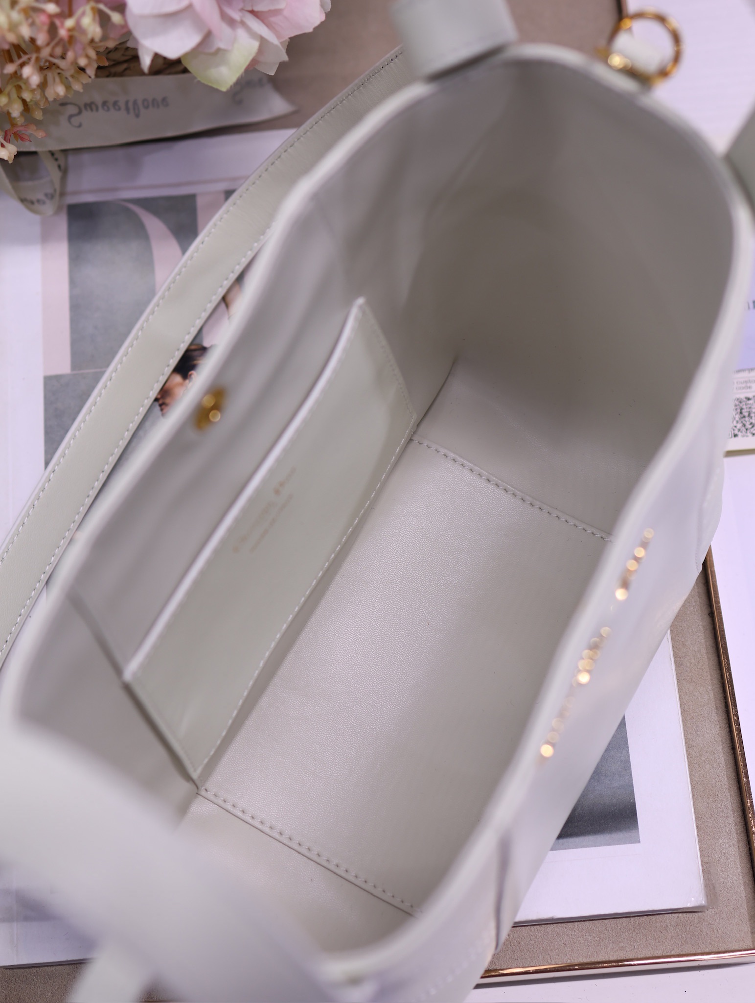 Christian Dior White Leather Small Signature Bucket Bag, 21 x 19 x 11 cm 7 i1744790756 3338 7