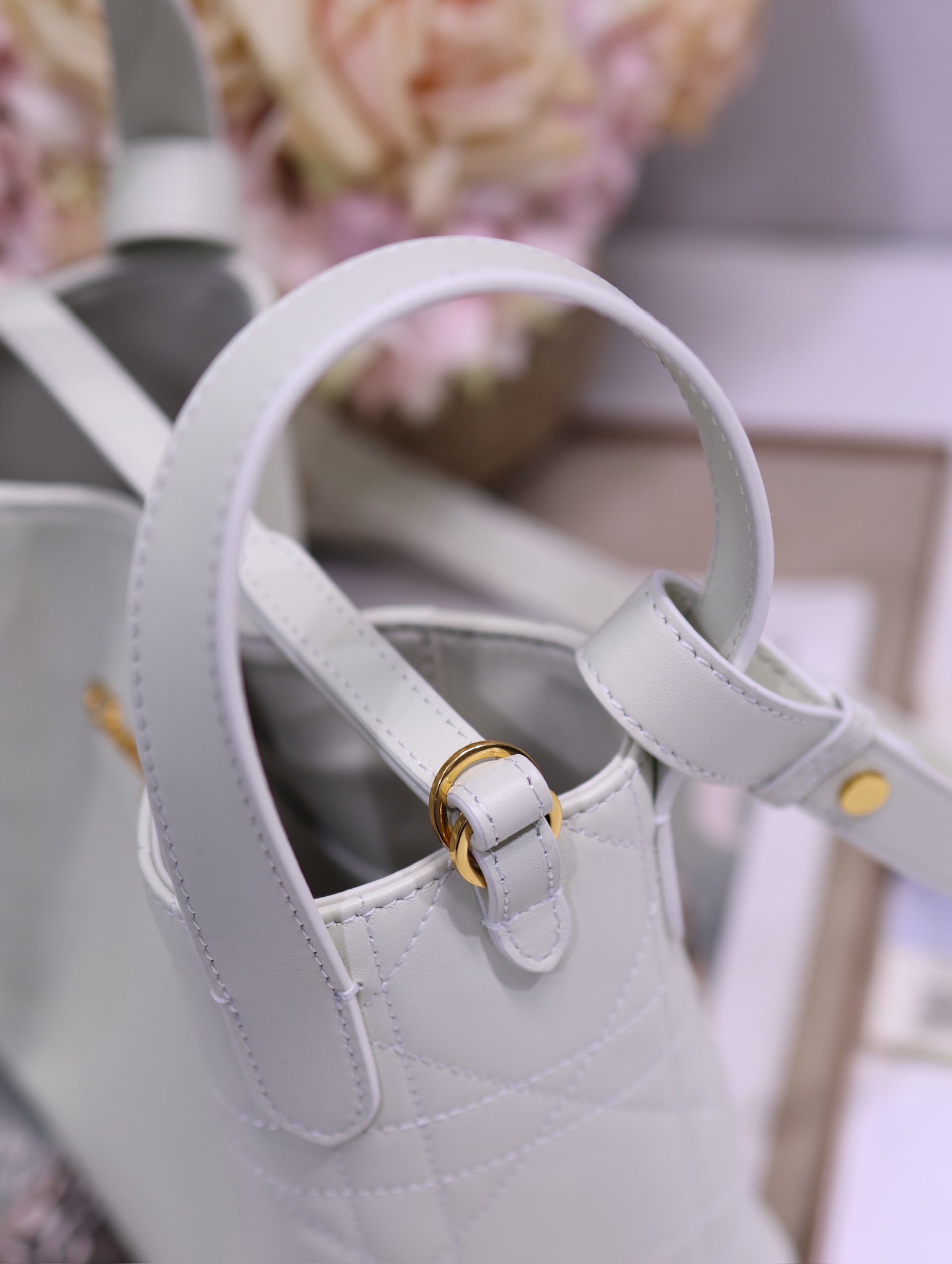 Christian Dior White Leather Small Signature Bucket Bag, 21 x 19 x 11 cm 4 i1744790756 3865 4