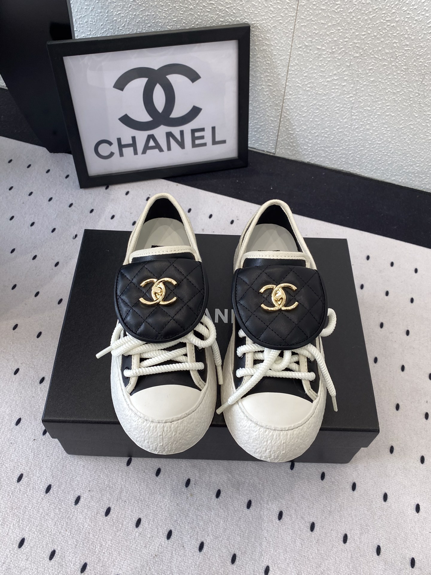 NO:252381,Chanel spring and summer new schoolbag shoes I like this series very much. Change into this schoolbag buckle canvas shoes. I feel like I feel super nice. Imported cowhide/canvas upper cowhide inner original wear-resistant TPU sole Size35-39 (40 41 custom-made non-return and exchange), casual shoes/sports shoes, chanel, sneakers, cowhide19860909Chanel春夏新款书包单鞋 超级喜欢这系列了 换上这款书包扣帆布鞋 感觉整个人心情都超级nice 进口牛皮/帆布鞋面 牛皮内里 原版耐磨TPU大底 Size35-39(40 41定制不退换）,休闲鞋/运动鞋,chanel,sneakers,cowhide,Women's Shoes
