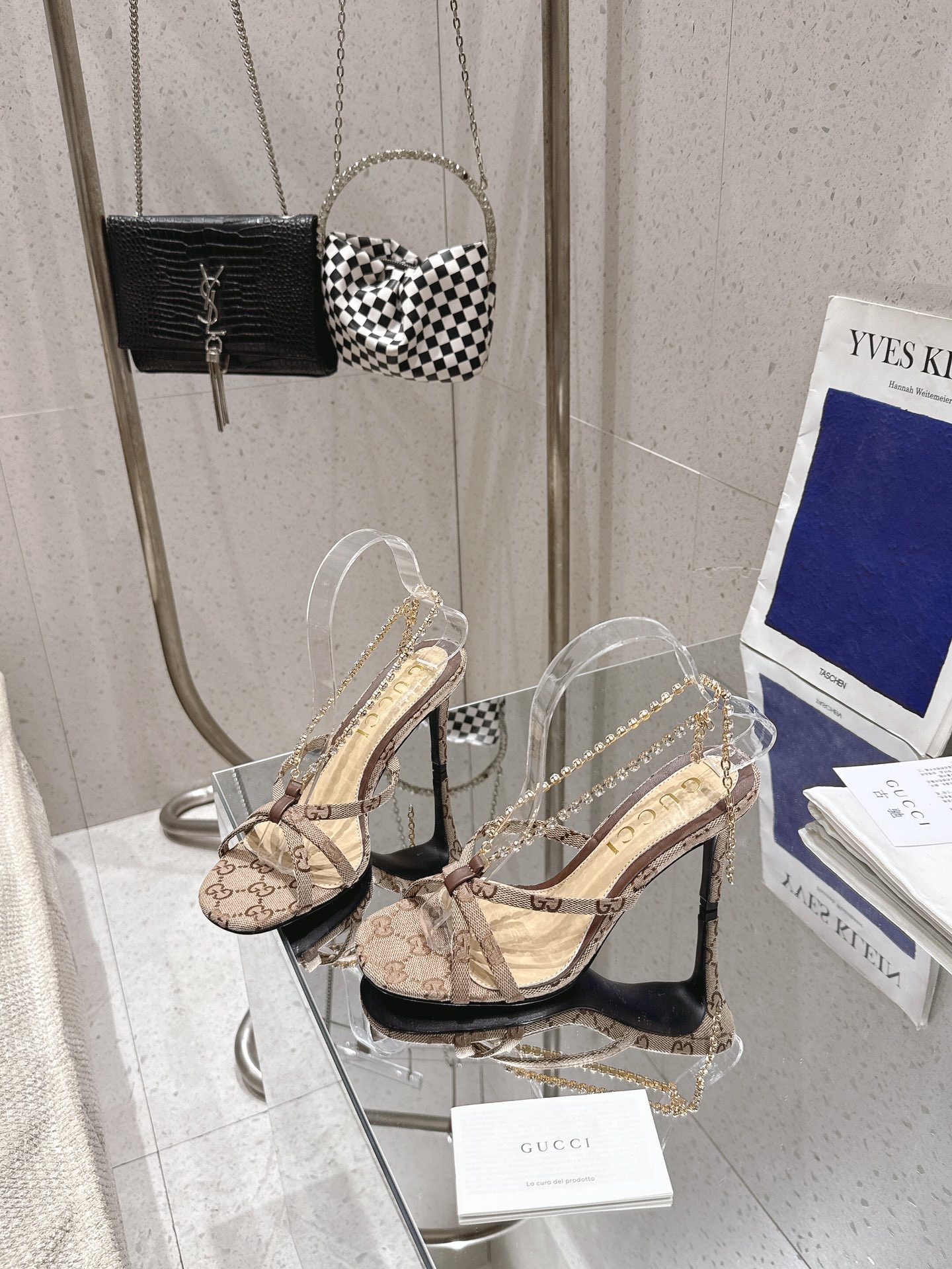 NO:240356,◣ Gucc* Chain Sandals◢ ————————————————— This shoe is carefully crafted, and the chain lace-up shows fashion charm, injecting a unique style into the classic style. The cross-leather material adds a touch of timeless and elegant charm, paying tribute to the brand's immortal heritage. This design has been carefully crafted, gorgeous and yet boasting, expressing itself with full expression. Imported patent leather upper, imported lambskin, sole Italian leather outsole, heel height 8.5, size 35-42 (customized for 40.41.42), high heel sandals, gucci, sandals, high heels, sheepskin, Leather soles19860909◣ Gucc*链条凉鞋◢ —————— 这款鞋履精心制作,链条系带尊显时尚魅力,为经典款式注入别样风情.交叉皮料添上一丝隽永优雅韵味,致敬品牌的不朽传承.这款设计经过精心制作,华丽之余不失张扬前卫,尽情表达 鞋面进口漆皮 内里进口小羊皮 鞋底意大利真皮大底 跟高8.5 码数35-42（40.41.42定做）,高跟鞋凉鞋,gucci,sandals,high heels,sheepskin,Leather soles,Women's Shoes