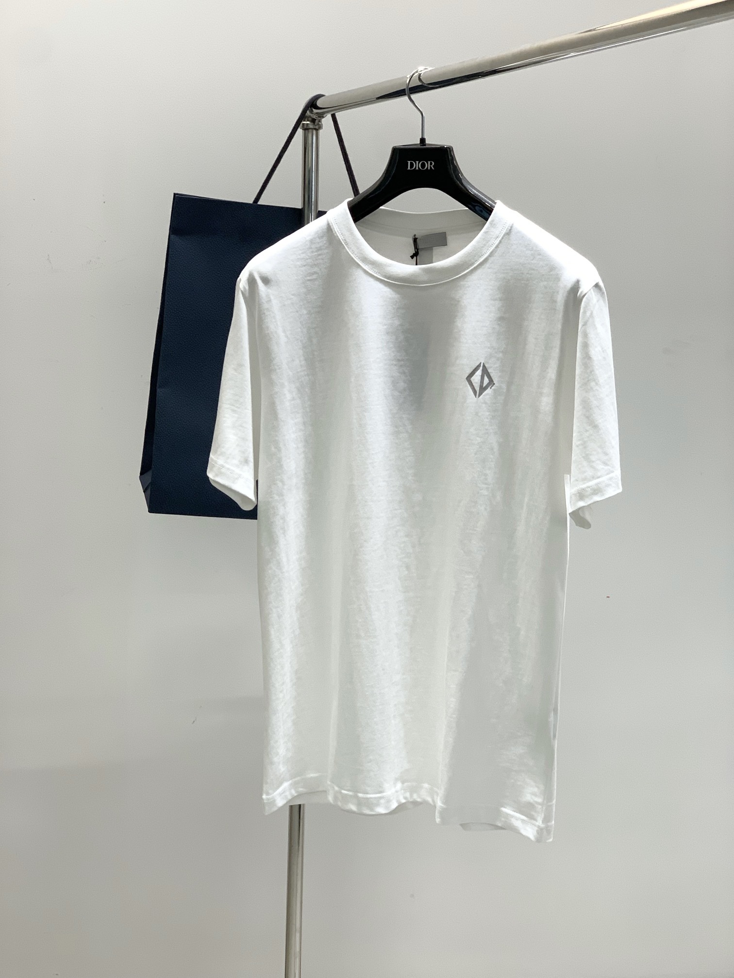 NO:147398,,Dior Dior, new summer products, available at the same time for counters, simple and fashionable casual round neck short-sleeved T-shirt, original imported fabric, comfortable and breathable, top-grade printing craft letter pattern logo, extremely high-end, unique design, fashionable and handsome on the upper body!  3 colors recommendation, code number S-Xl, dior, dior, T-shirt, tees, t-shirt, alexander wang19860909,Dior 迪奥, 夏季新品,专柜同步有售,简约时尚休闲圆领短袖T恤,原版进口面料,舒适透气,顶级印花工艺字母图案logo,档次极高,独特设计,上身时尚帅气！3色推荐,码数S-Xl,,dior,dior,T-shirt,tees，t-shirt,alexander wang,Men's clothing