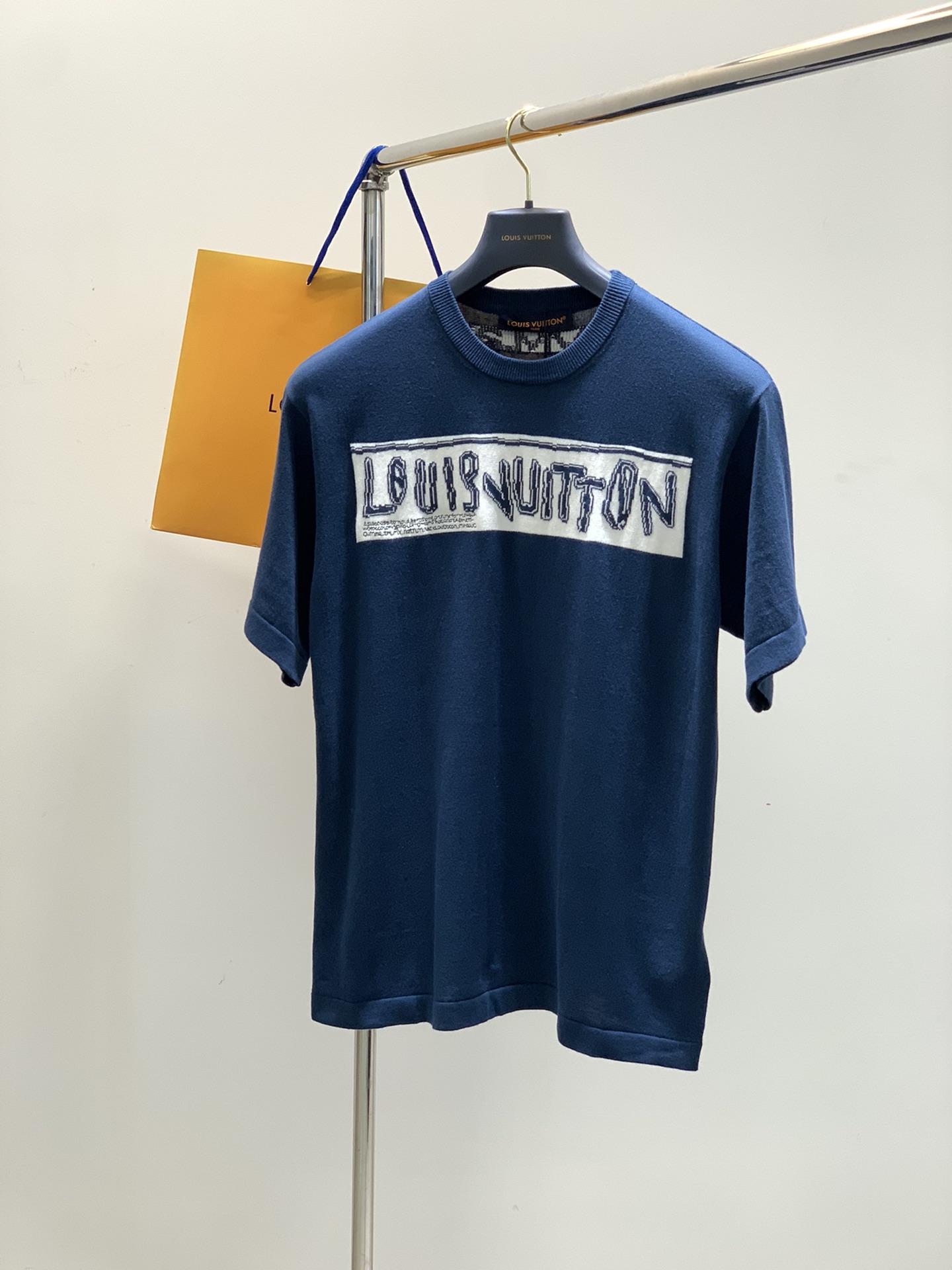 NO:159176,,LouisVuitton, the latest summer model, available at the counter at the same time, original single product, fashionable and casual knitted round neck short-sleeved T-shirt, very distinctive on the upper body!  Eye-catching and highlighted, imported original fabric, top-level knitted craft letter pattern decorative logo, simple but not lacking in fashion, classic and atmospheric, comfortable and breathable, handsome and stylish on the upper body, S-XL,, louis vuitton, louis vuitton, T-shirt,tees, t-shirt,alexander wang19860909,LouisVuitton 路易威登,夏季最新款,专柜同步有售,原单狠货,时尚休闲针织圆领短袖T恤,上身很有特点！吸睛而有亮点,进口原版面料,顶级针织工艺字母图案装饰Logo,简单而不失时尚,经典大气,舒适透气,上身帅气有型,码数S-XL,,louis vuitton,louis vuitton,T-shirt,tees，t-shirt,alexander wang,Men's clothing