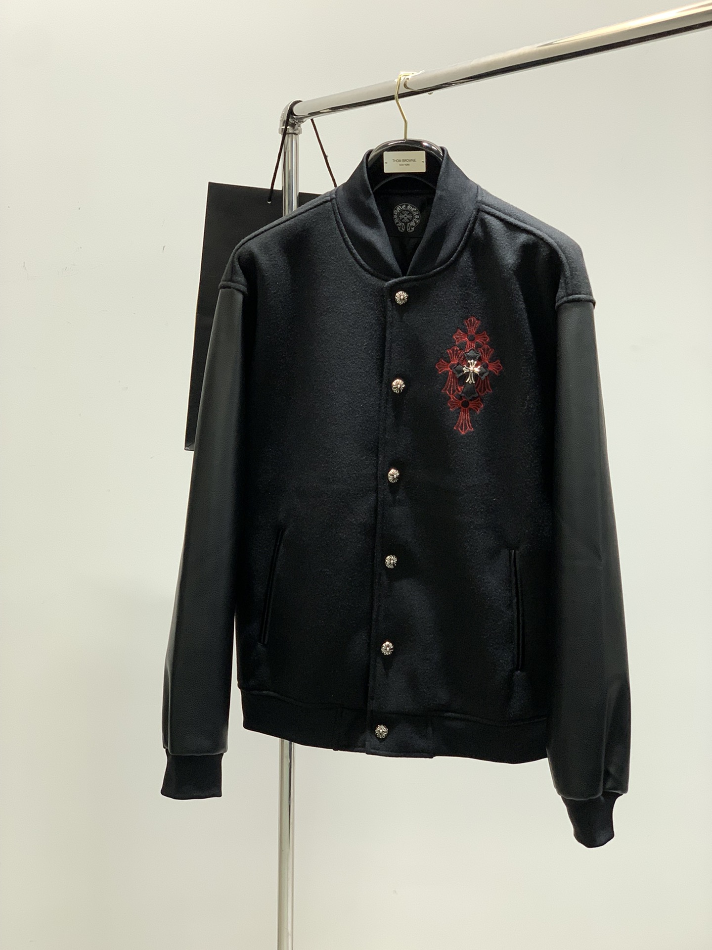 NO:147392,,Chromehear New Cross Horseshoe Cross Baseball Coat Custom Woolen Fabric Spliced ​​Pu Leather Sleeve Heavy Industry Design Exclusive Custom Cross Metal Decoration Dark Style Loose Style Very handsome for both men and women Red Cross Size S M L XL S M LXL Bust 130 135140 145 Length 7173 7577 Sleeve Length 6566 6768 Shoulder Width 5455 5657,,chrome hearts,chrome hearts,jackets & coats,alexander wang19860909,Chromehear 新款 克罗心马蹄十字架棒球服外套 定制毛呢面料 拼接pu皮袖 重工设计 独家定制十字架金属装饰 暗黑风十足 宽松版型 男女穿都非常帅气 红标十字架 尺码S M L XL  S M LXL 胸围 130 135140 145 衣长 7173 7577 袖长 6566 6768 肩宽 5455 5657,,chrome hearts,chrome hearts,jackets & coats,alexander wang,Men's clothing