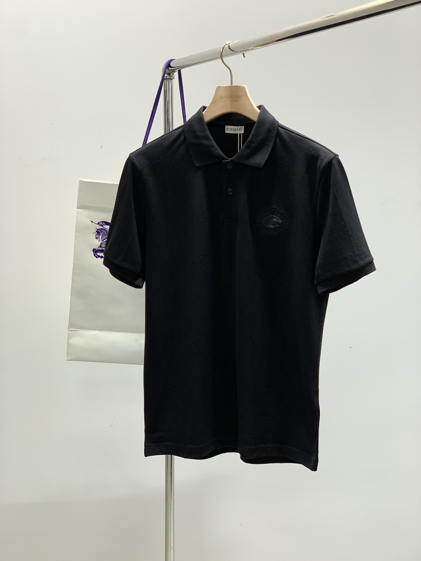 ，Burberry 巴宝莉，2025夏季最新品，专柜同步有售，原单狠货，时尚休闲翻领短袖T恤，进口原版面