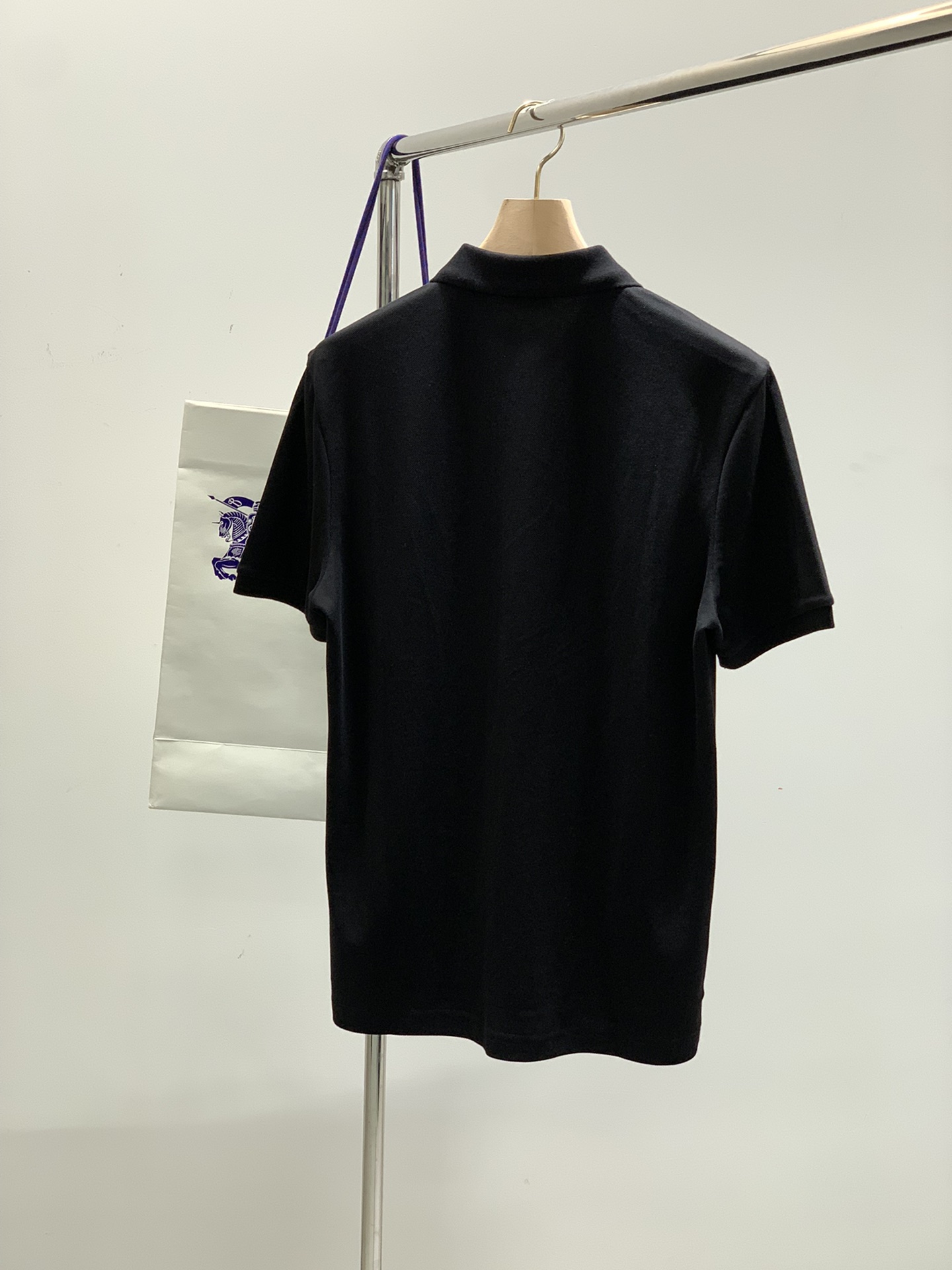 ，Burberry 巴宝莉，2025夏季最新品，专柜同步有售，原单狠货，时尚休闲翻领短袖T恤，进口原版面