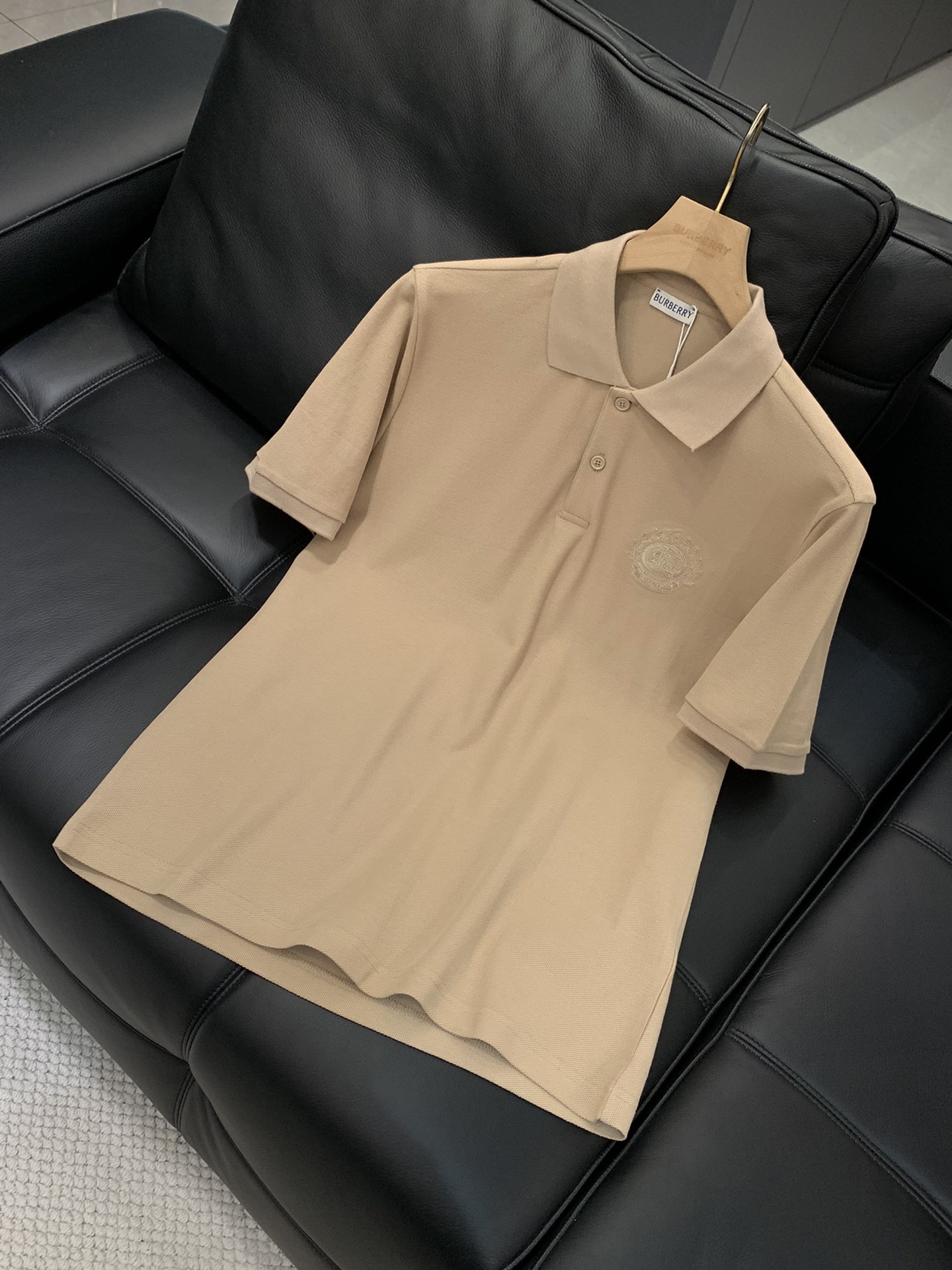 ，Burberry 巴宝莉，2025夏季最新品，专柜同步有售，原单狠货，时尚休闲翻领短袖T恤，进口原版面