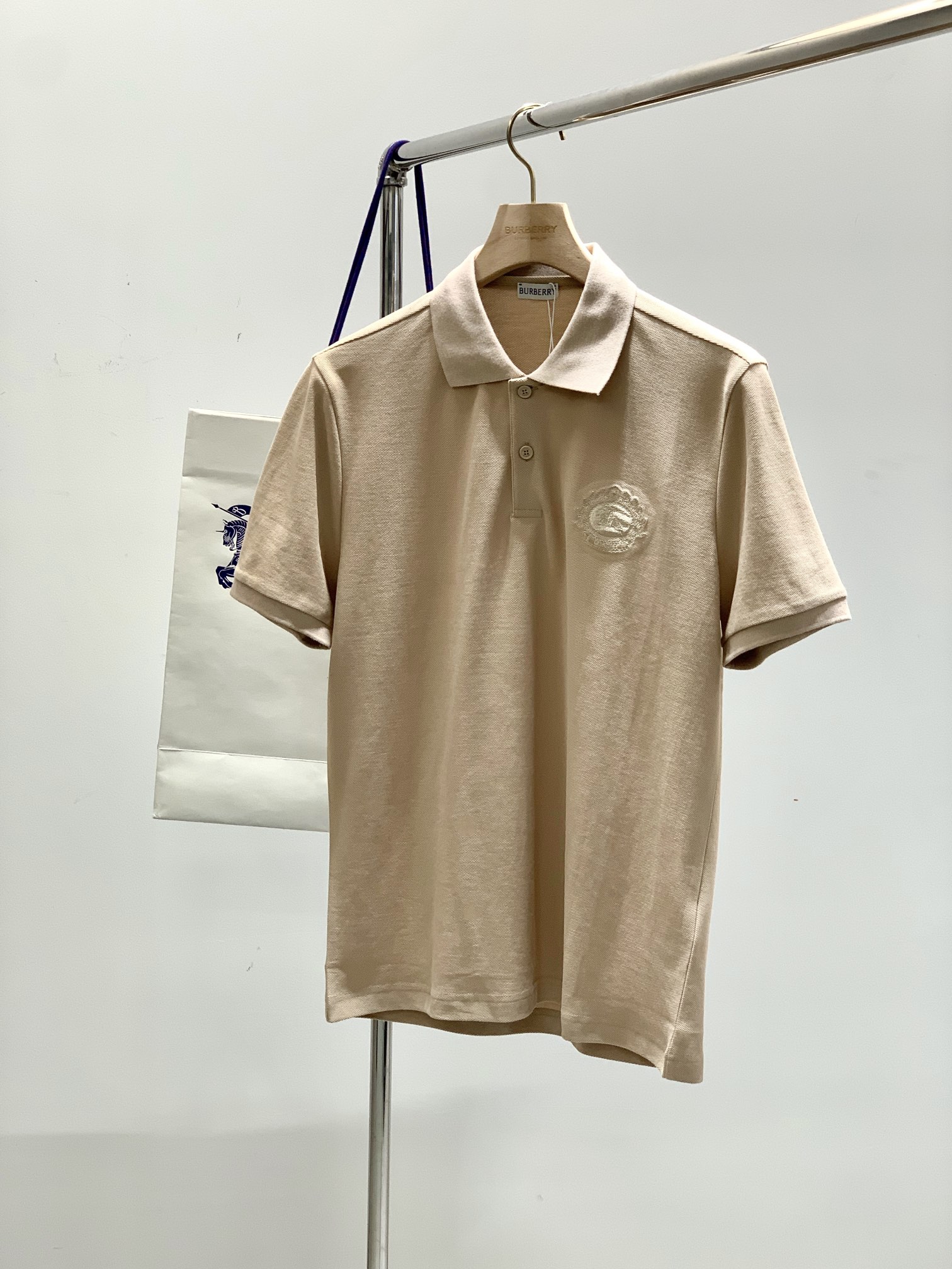 ，Burberry 巴宝莉，2025夏季最新品，专柜同步有售，原单狠货，时尚休闲翻领短袖T恤，进口原版面