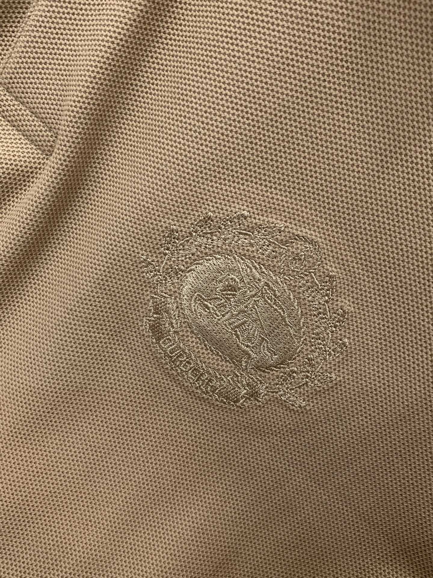 ，Burberry 巴宝莉，2025夏季最新品，专柜同步有售，原单狠货，时尚休闲翻领短袖T恤，进口原版面