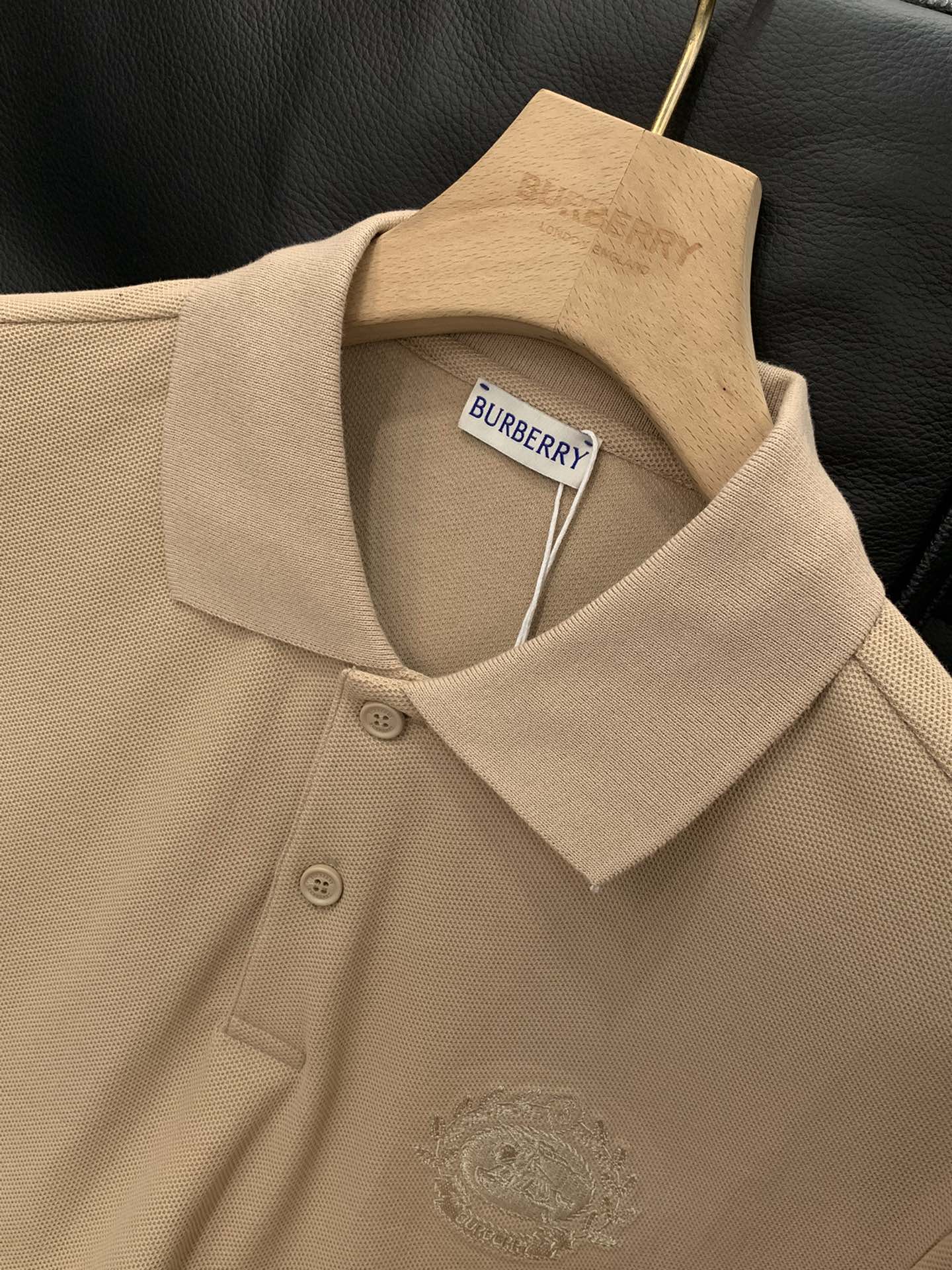 ，Burberry 巴宝莉，2025夏季最新品，专柜同步有售，原单狠货，时尚休闲翻领短袖T恤，进口原版面
