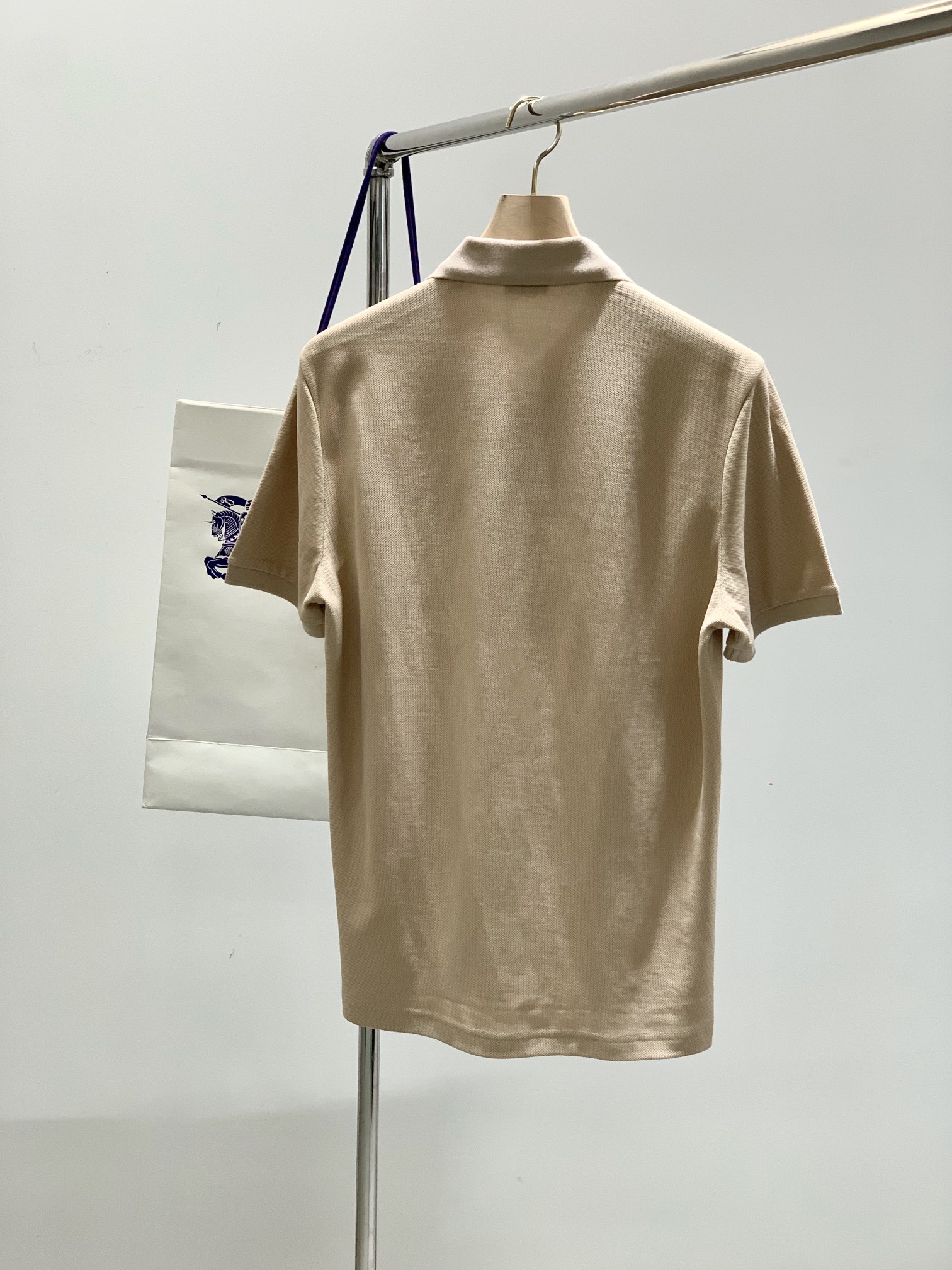 ，Burberry 巴宝莉，2025夏季最新品，专柜同步有售，原单狠货，时尚休闲翻领短袖T恤，进口原版面