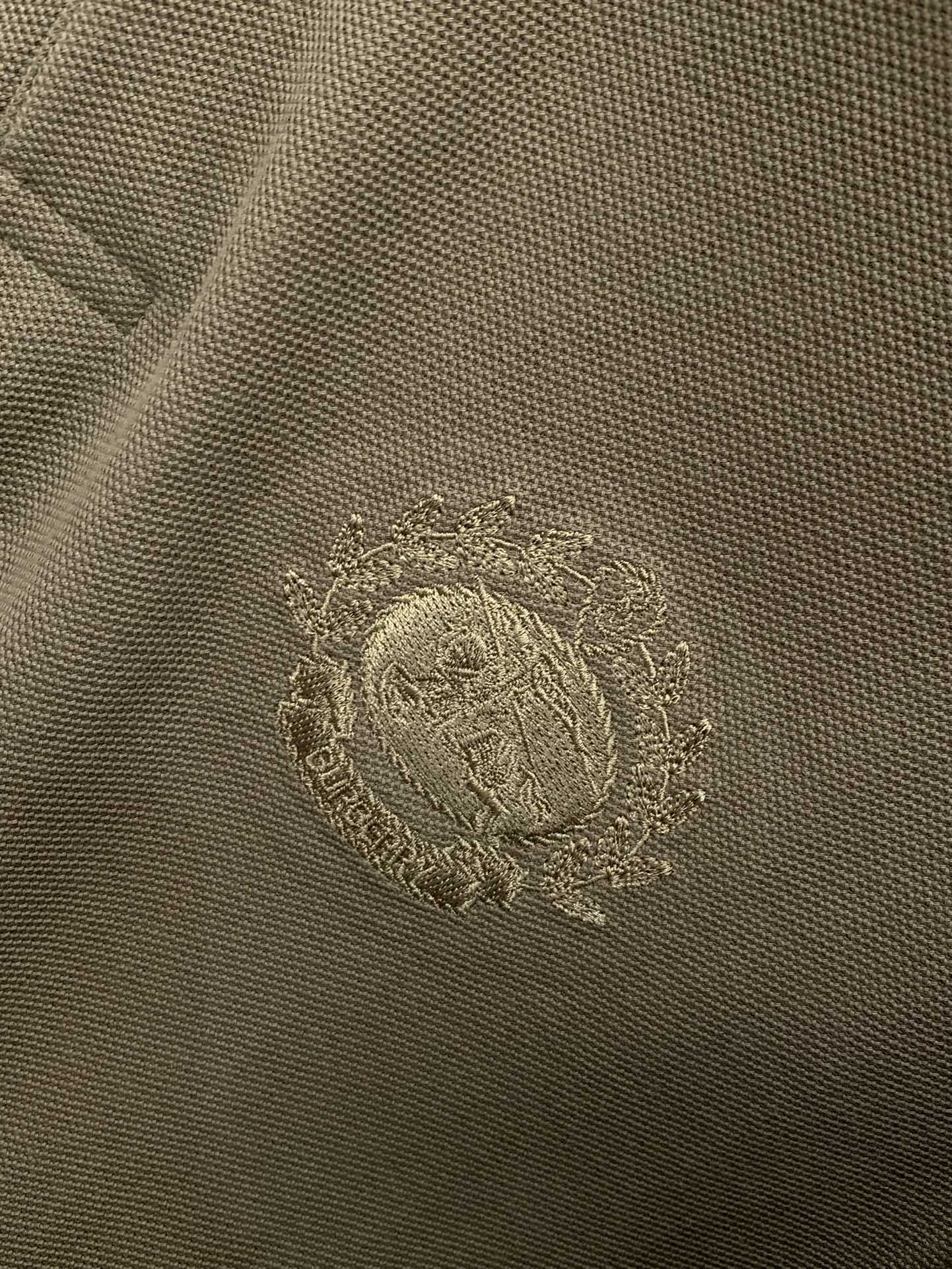，Burberry 巴宝莉，2025夏季最新品，专柜同步有售，原单狠货，时尚休闲翻领短袖T恤，进口原版面